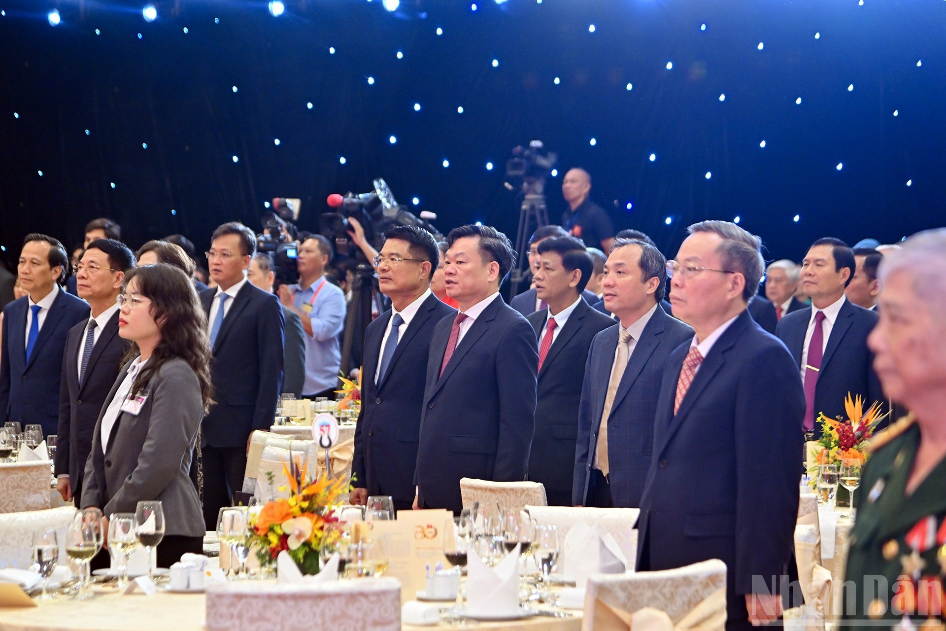Los delegados realizan el acto de saludo a la bandera.