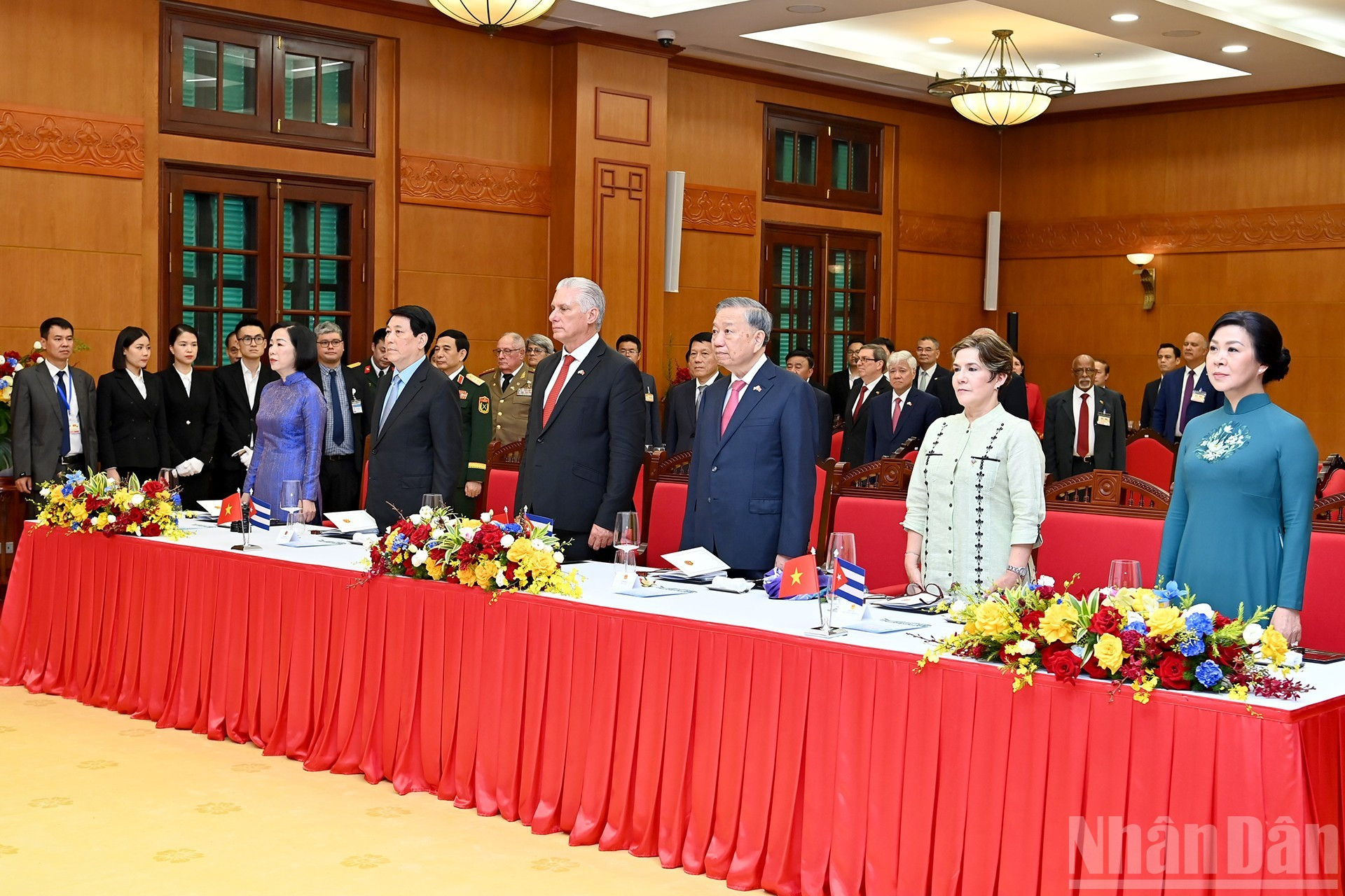 Los dirigentes del Partido y del Estado de Vietnam y Cuba realizan el acto de saludo a la bandera. Los dirigentes del Partido y del Estado de Vietnam y Cuba realizan el acto de saludo a la bandera.