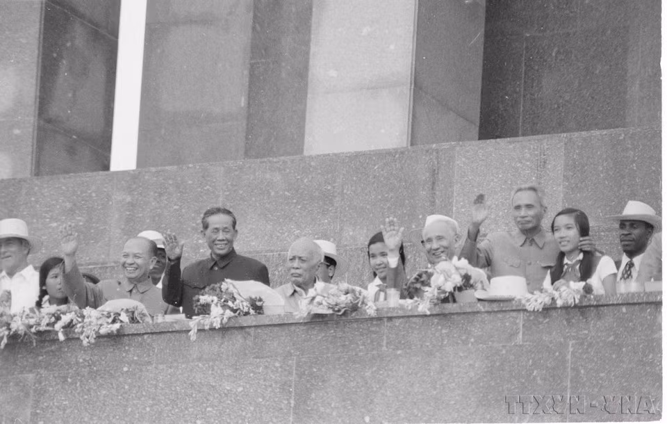 Líderes del Partido y del Estado dan la bienvenida a los grupos del desfile.