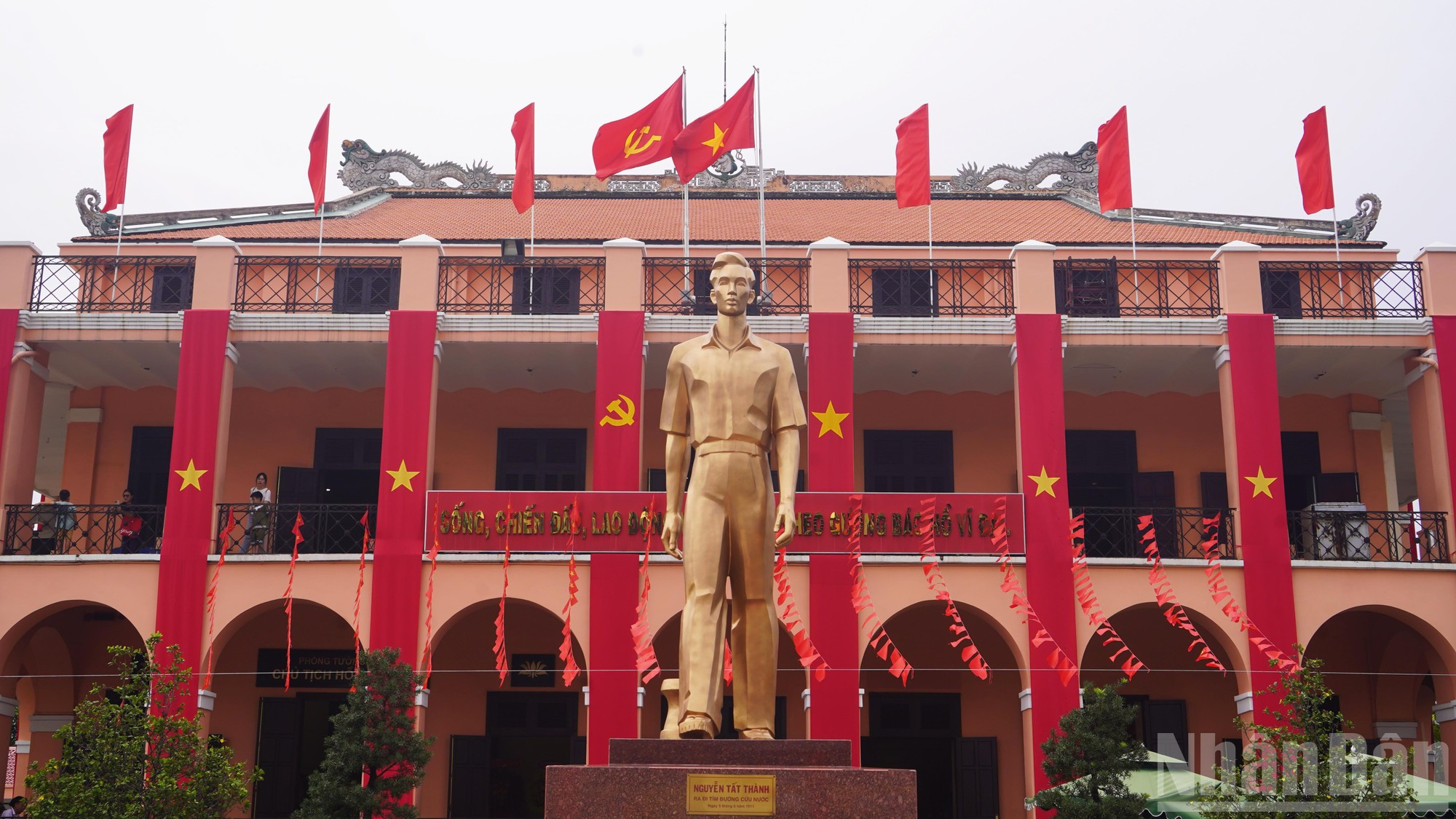 La bandera nacional, pancartas y lemas en saludo al 80º aniversario de la Revolución de Agosto (19 de agosto) y del Día Nacional (2 de septiembre) predominan por estos días en la mayor metrópoli del Sur.