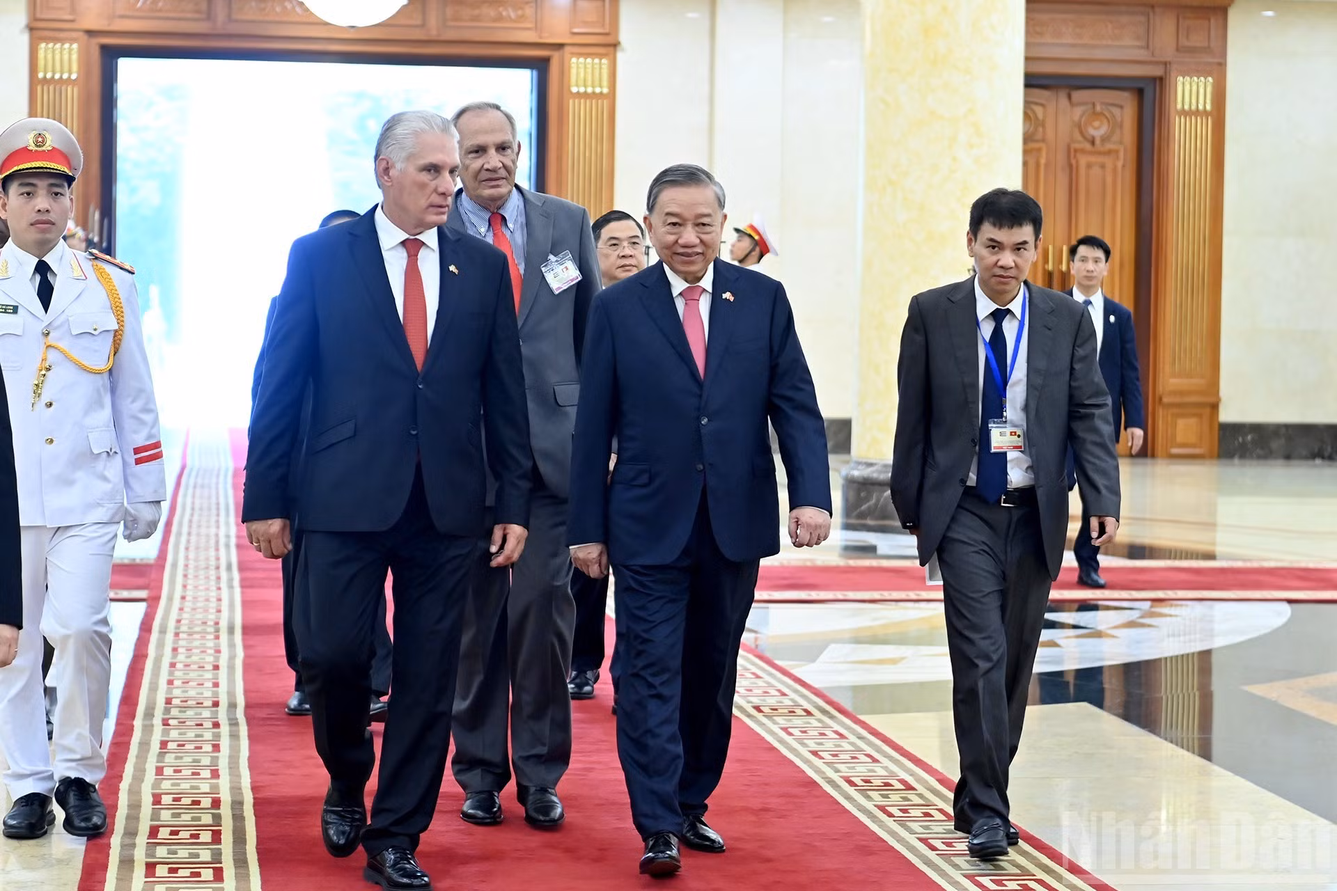 Los dos dirigentes llegan a la sede del Comité Central del PCV después de la recepción ceremonial a nivel de Estado ofrecida al mandatario cubano en el Palacio Presidencial.