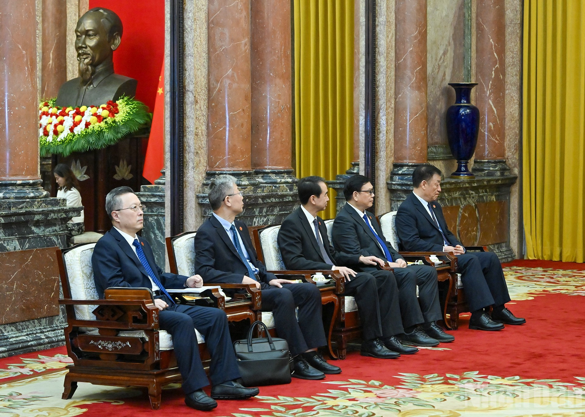 Los delegados que acompañan al dirigente parlamentario chino.