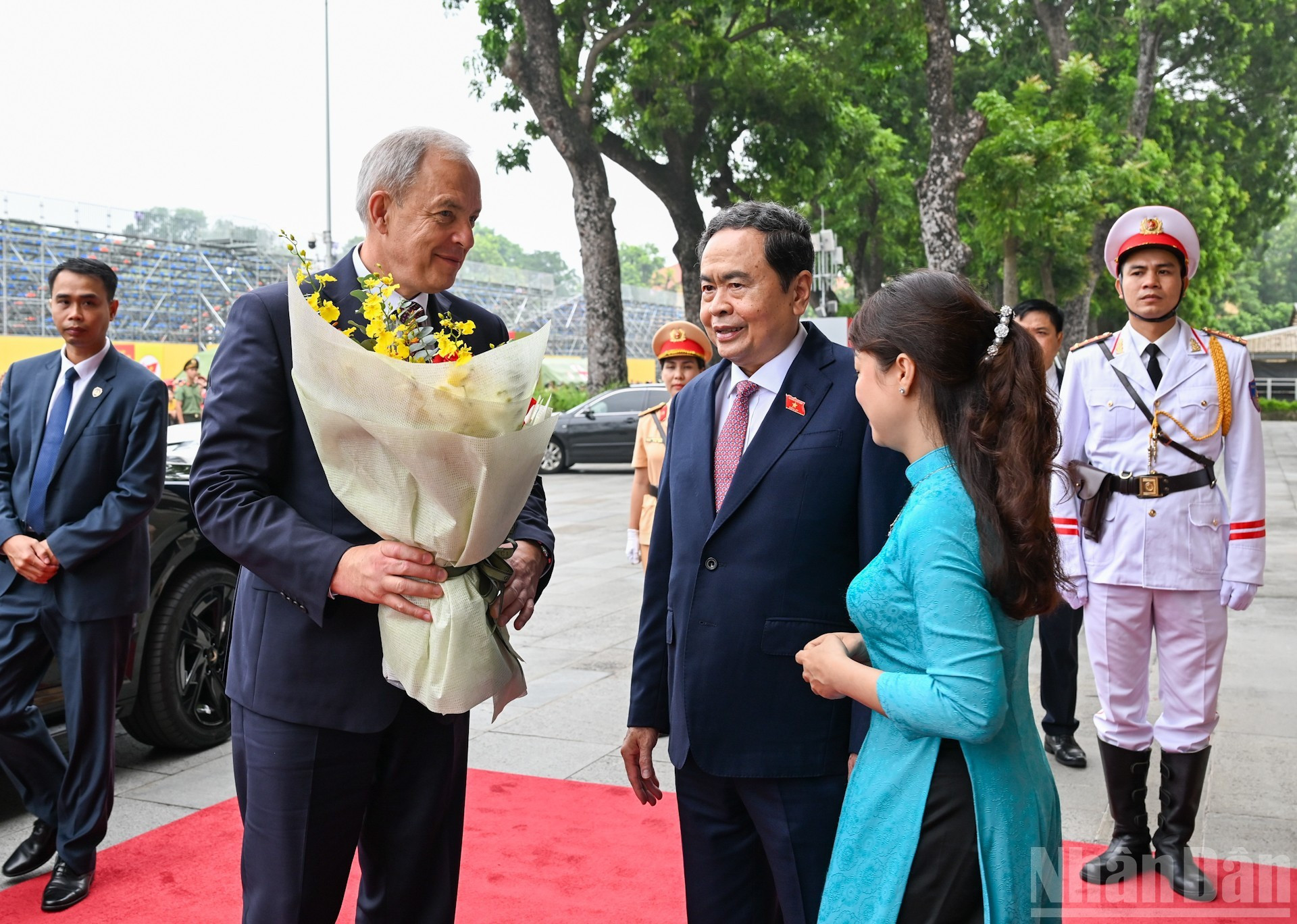 Una empleada de la Oficina Parlamentaria de Vietnam otorga flores de bienvenida al dirigente bielorruso. Una empleada de la Oficina Parlamentaria de Vietnam otorga flores de bienvenida al dirigente bielorruso.