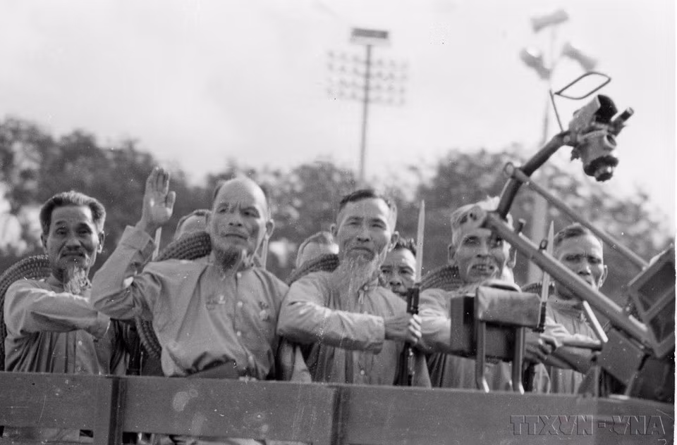 Milicianos veteranos presencian el desfile en la plaza de Ba Dinh en 1975.