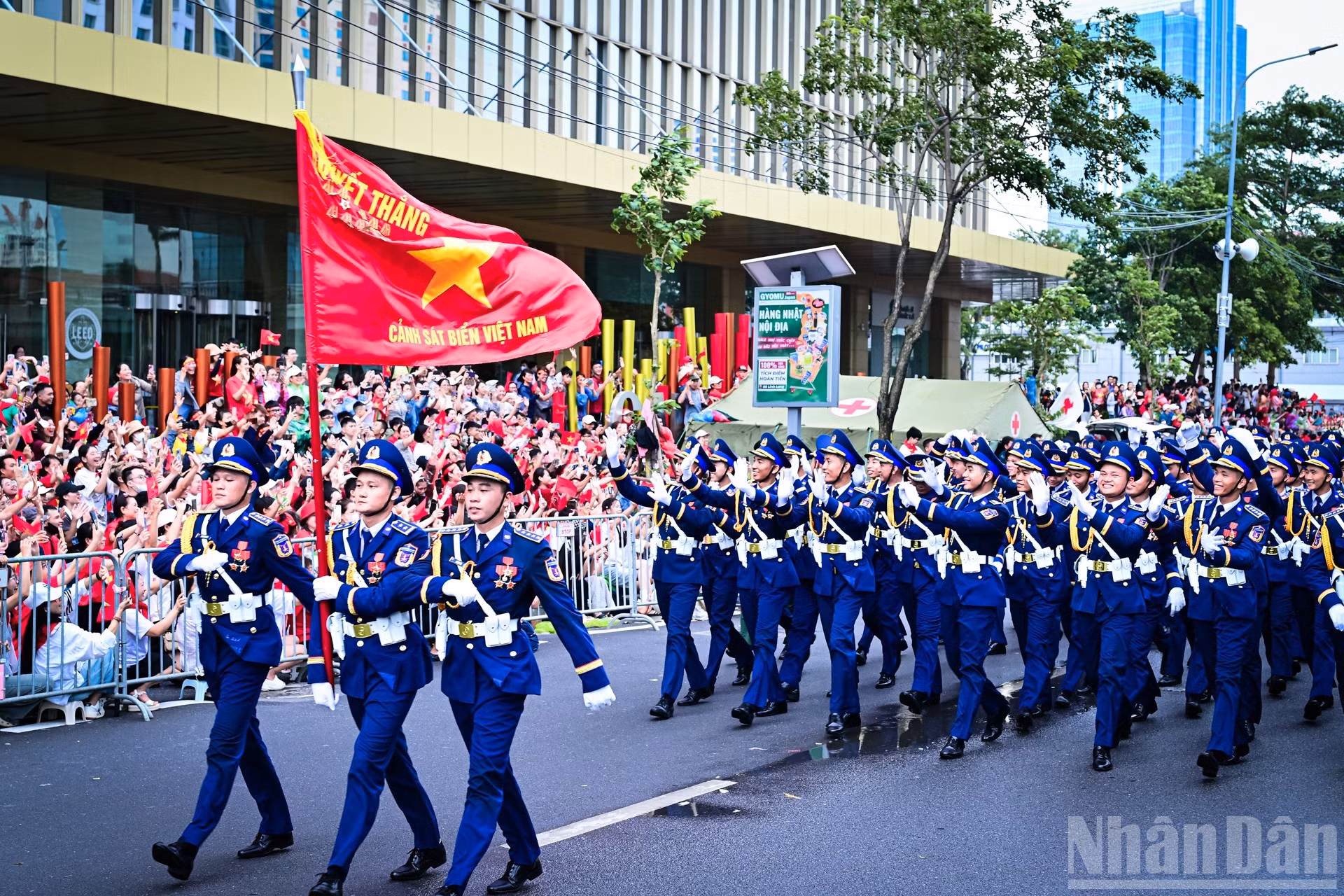 El bloque de guardias costeros interactúa con el público.