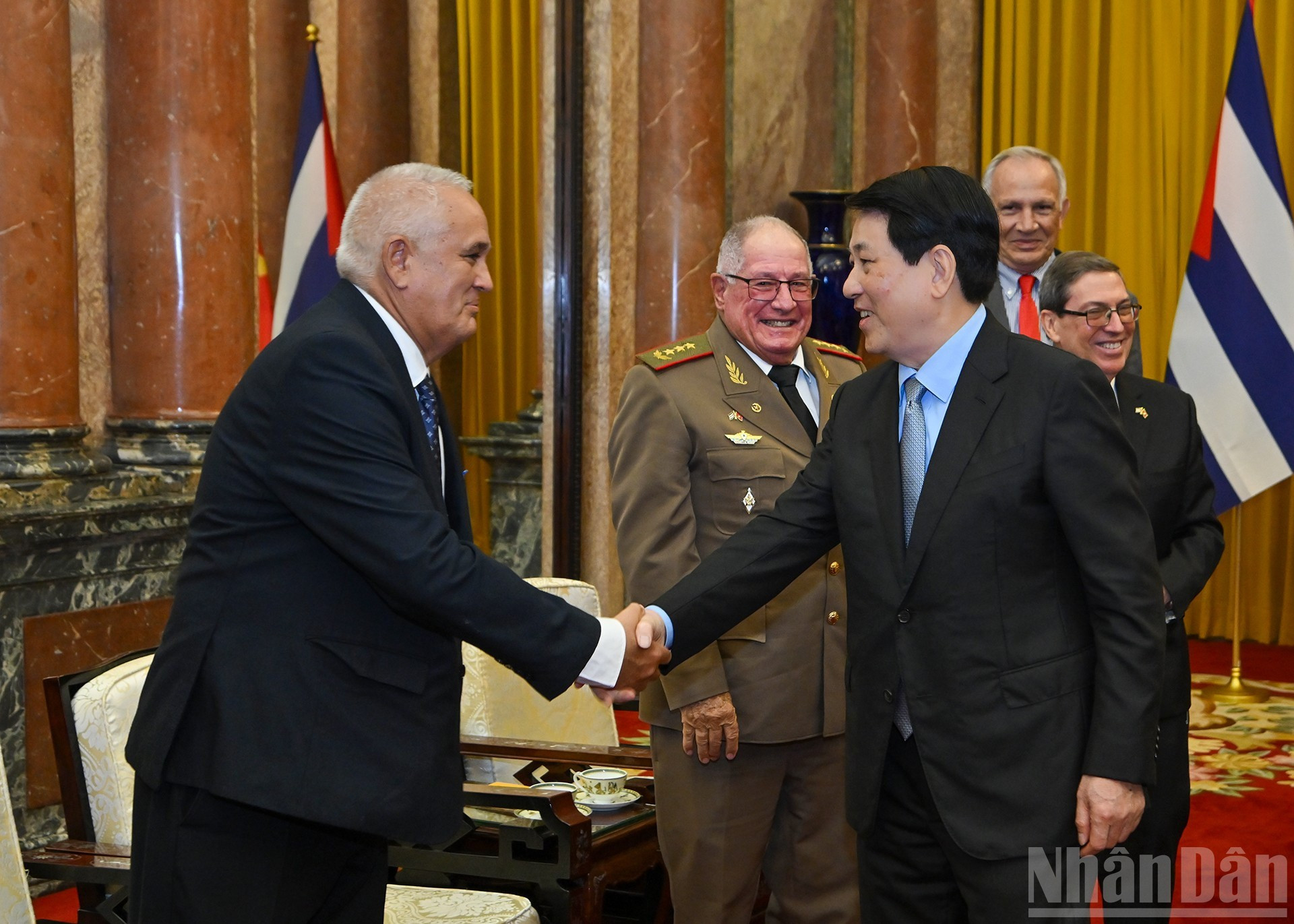 El presidente de Vietnam, Luong Cuong, y los delegados que acompañan al mandatario cubano. El presidente de Vietnam, Luong Cuong, y los delegados que acompañan al mandatario cubano.