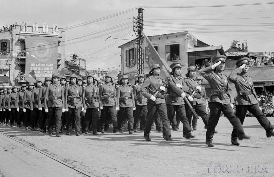 Una formación militar marcha en las calles de la capital la mañana del 2 de septiembre de 1975. Una formación militar marcha en las calles de la capital la mañana del 2 de septiembre de 1975.