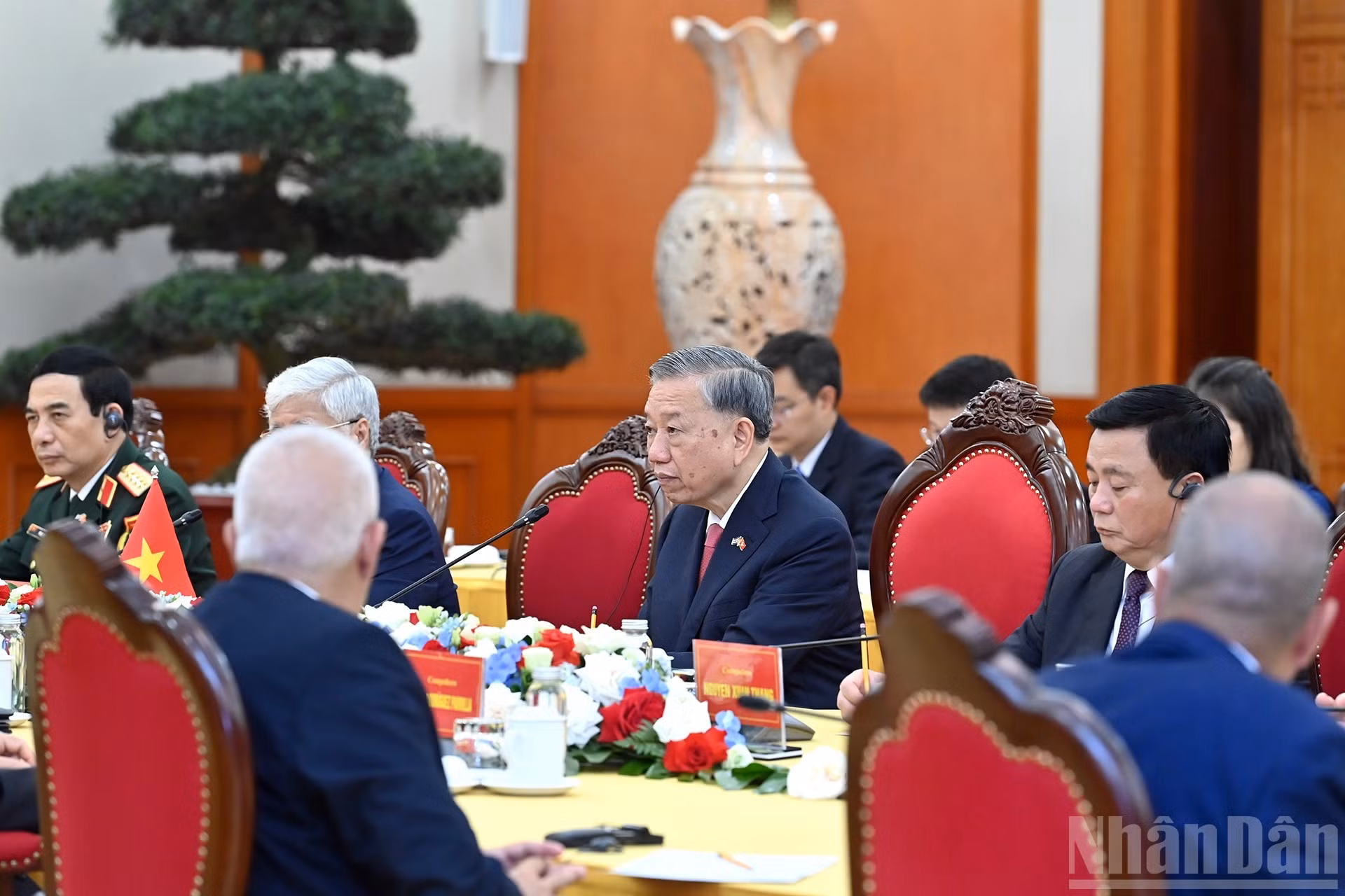 El secretario general To Lam habla en la cita.