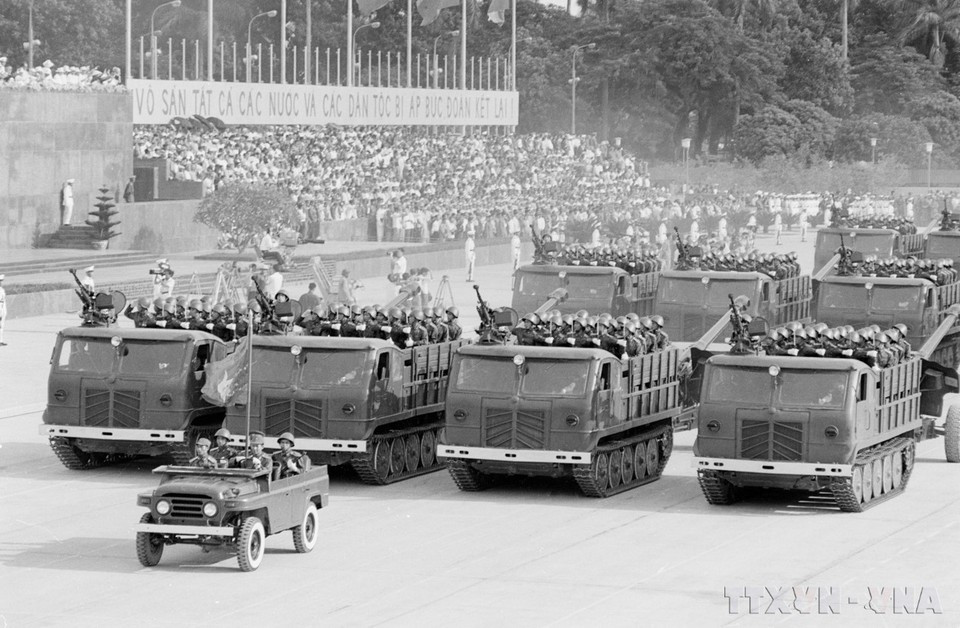 Unidades del Ejército Popular de Vietnam desfilan frente al escenario. Unidades del Ejército Popular de Vietnam desfilan frente al escenario.