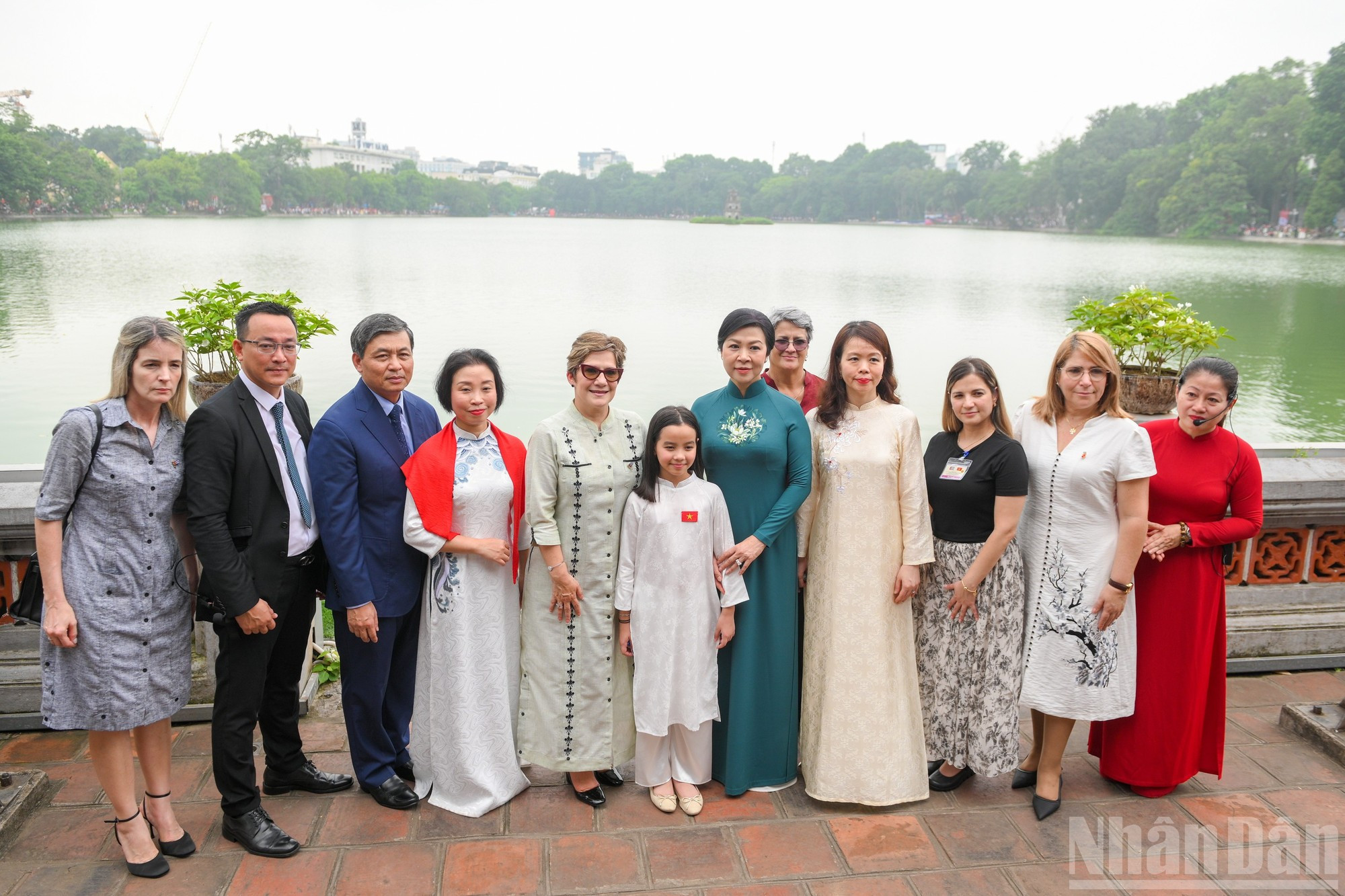 Los delegados de ambos países se toman una foto en el Templo de Ngoc Son. Los delegados de ambos países se toman una foto en el Templo de Ngoc Son.