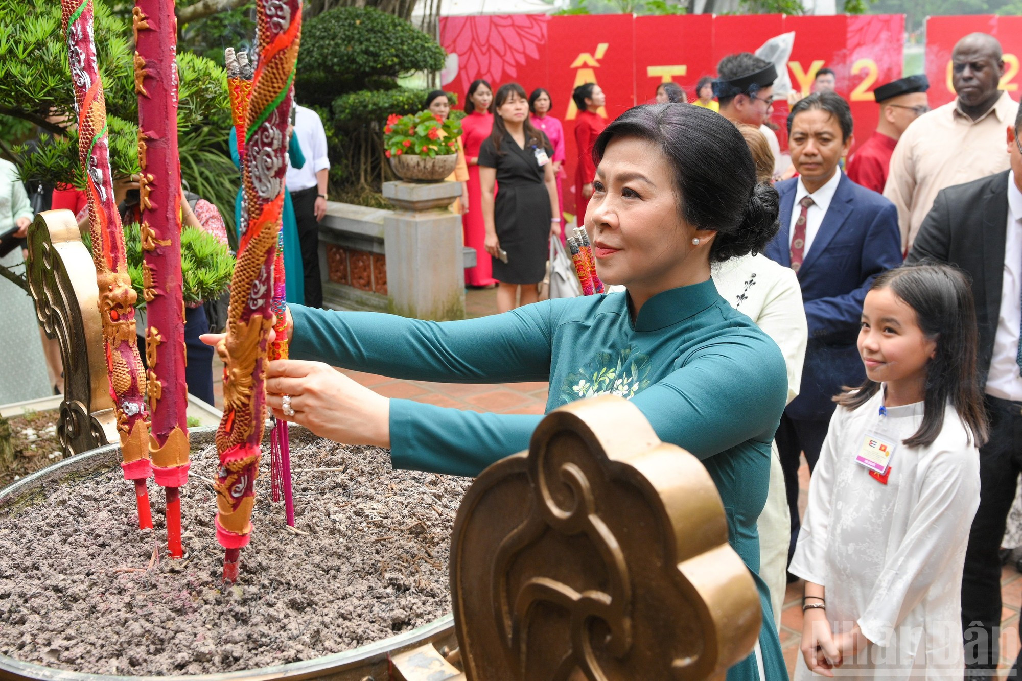 La esposa del secretario general To Lam, Ngo Phuong Ly, coloca inciensos en el templo de Ngoc Son. La esposa del secretario general To Lam, Ngo Phuong Ly, coloca inciensos en el templo de Ngoc Son.