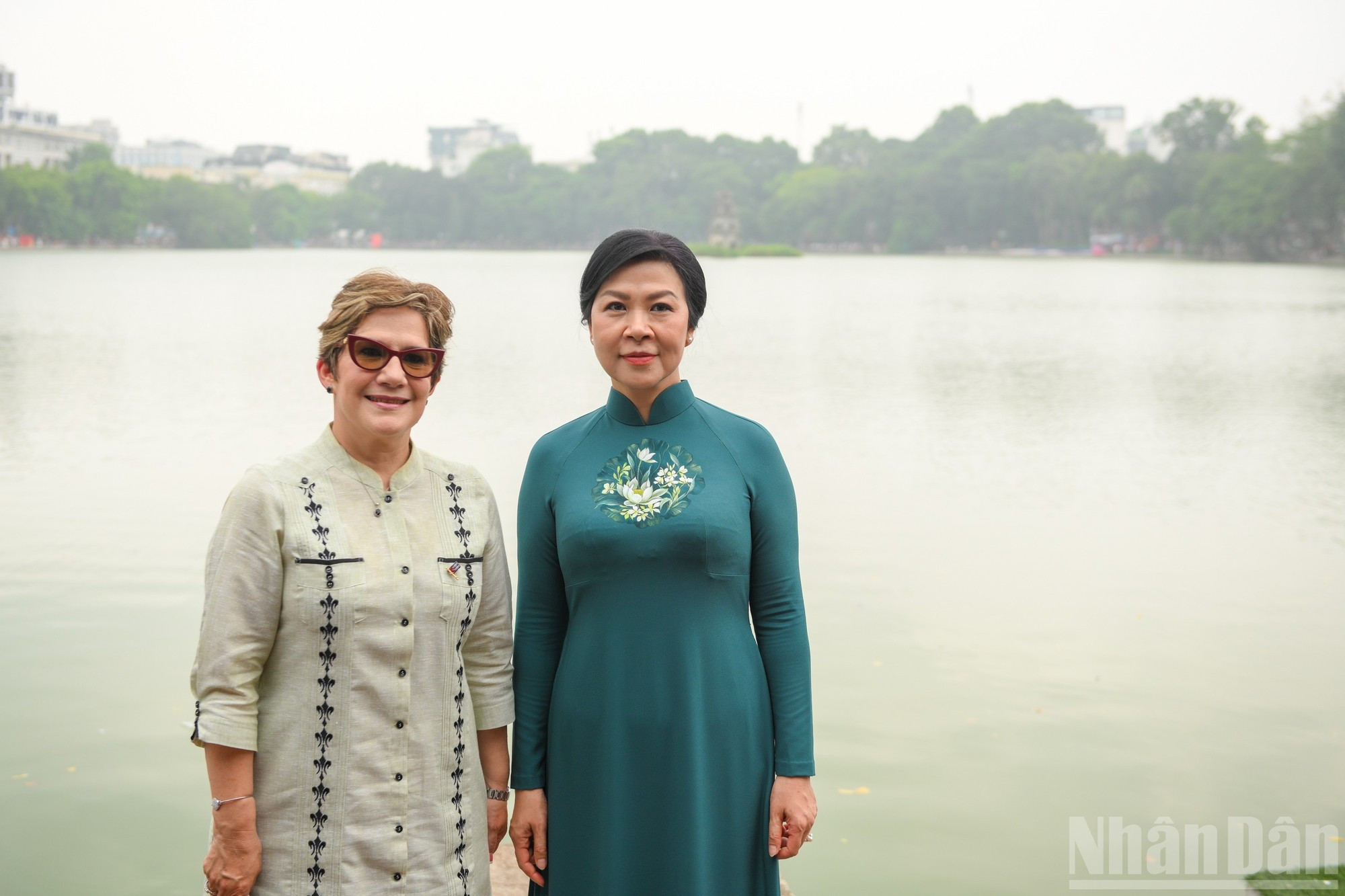 Phuong Ly y Lis Cuesta Peraza posan para una foto. Phuong Ly y Lis Cuesta Peraza posan para una foto.