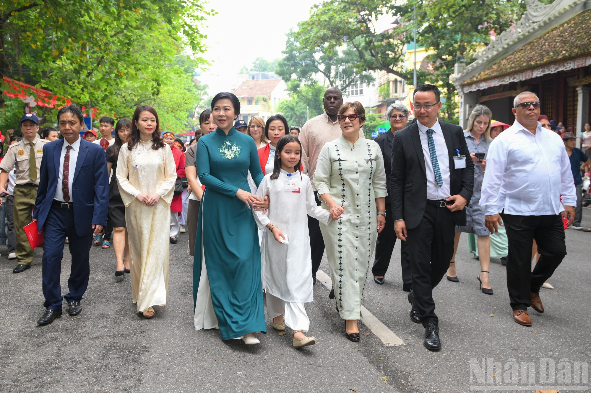 Saliendo del teatro, la delegación camina al cercano Templo de Ngoc Son. Saliendo del teatro, la delegación camina al cercano Templo de Ngoc Son.
