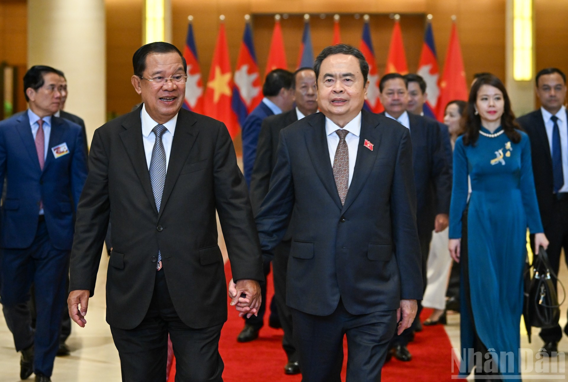 El presidente de la Asamblea Nacional de Vietnam, Tran Thanh Man, charla con el titular del Senado de Camboya, Samdech Techo Hun Sen. El presidente de la Asamblea Nacional de Vietnam, Tran Thanh Man, charla con el titular del Senado de Camboya, Samdech Techo Hun Sen.