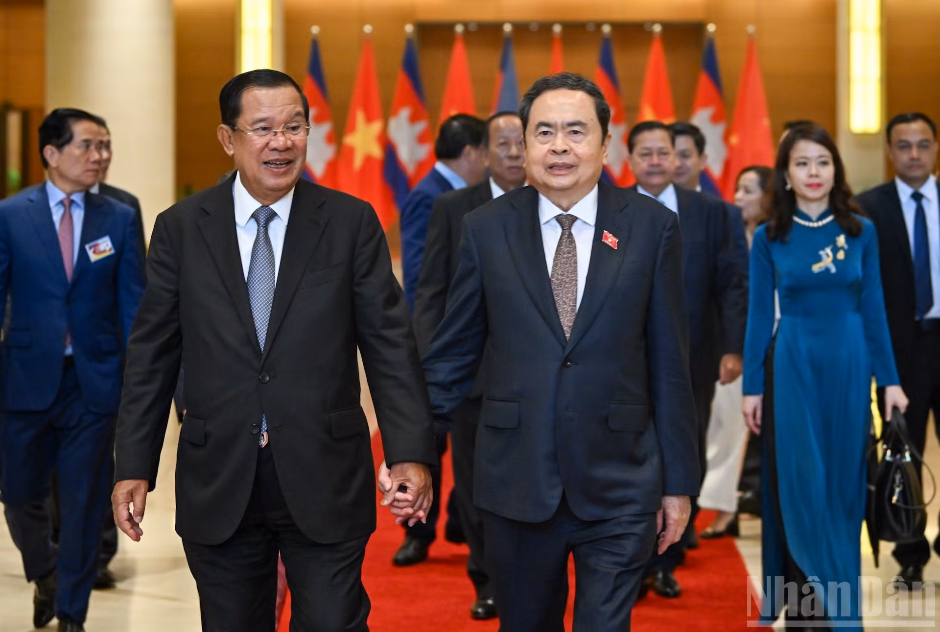 El presidente de la Asamblea Nacional de Vietnam, Tran Thanh Man, charla con el titular del Senado de Camboya, Samdech Techo Hun Sen.