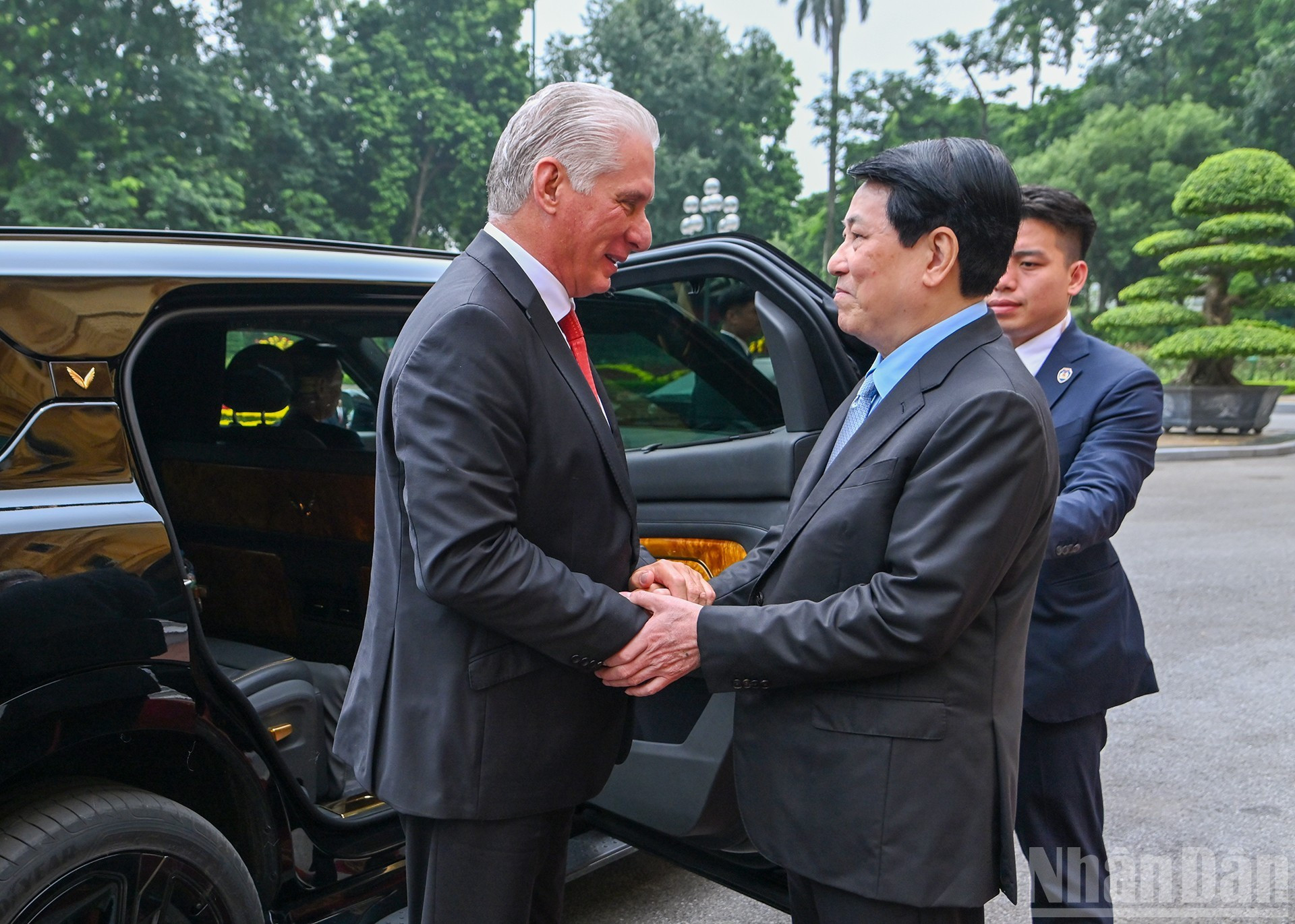 El presidente de Vietnam, Luong Cuong, recibe al primer secretario del Comité Central del Partido Comunista de Cuba y presidente de la República, Miguel Díaz-Canel Bermúdez. El presidente de Vietnam, Luong Cuong, recibe al primer secretario del Comité Central del Partido Comunista de Cuba y presidente de la República, Miguel Díaz-Canel Bermúdez.