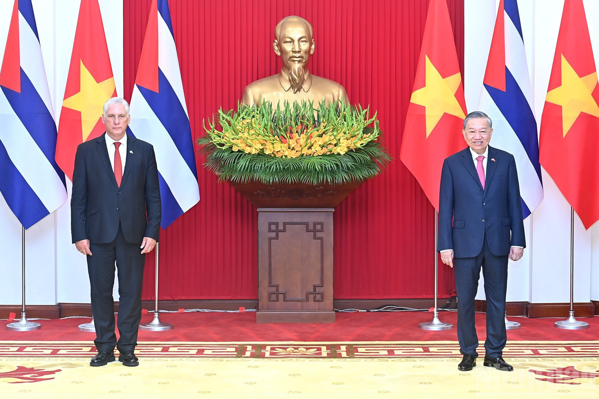 El secretario general del Partido Comunista de Vietnam, To Lam, y el primer secretario del Comité Central del Partido Comunista de Cuba y presidente de la República, Miguel Díaz-Canel Bermúdez, atestiguan el acto, realizado en el marco de la visita de Estado del dirigente cubano a Vietnam del 31 de agosto al 2 de septiembre. El secretario general del Partido Comunista de Vietnam, To Lam, y el primer secretario del Comité Central del Partido Comunista de Cuba y presidente de la República, Miguel Díaz-Canel Bermúdez, atestiguan el acto, realizado en el marco de la visita de Estado del dirigente cubano a Vietnam del 31 de agosto al 2 de septiembre.