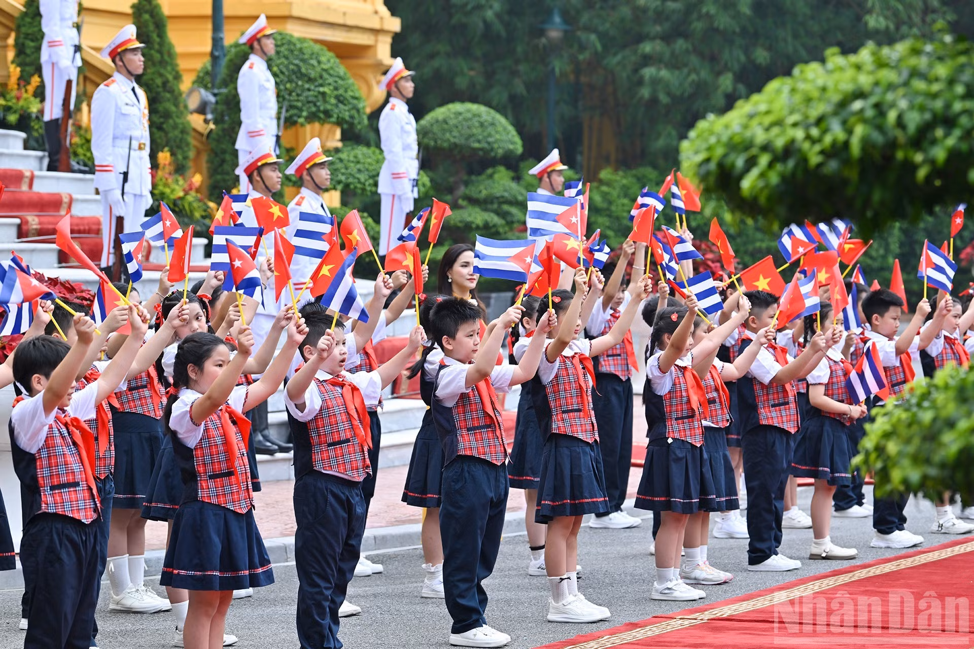 Niños de la capital vietnamita dan la bienvenida al mandatario cubano y su cónyuge.