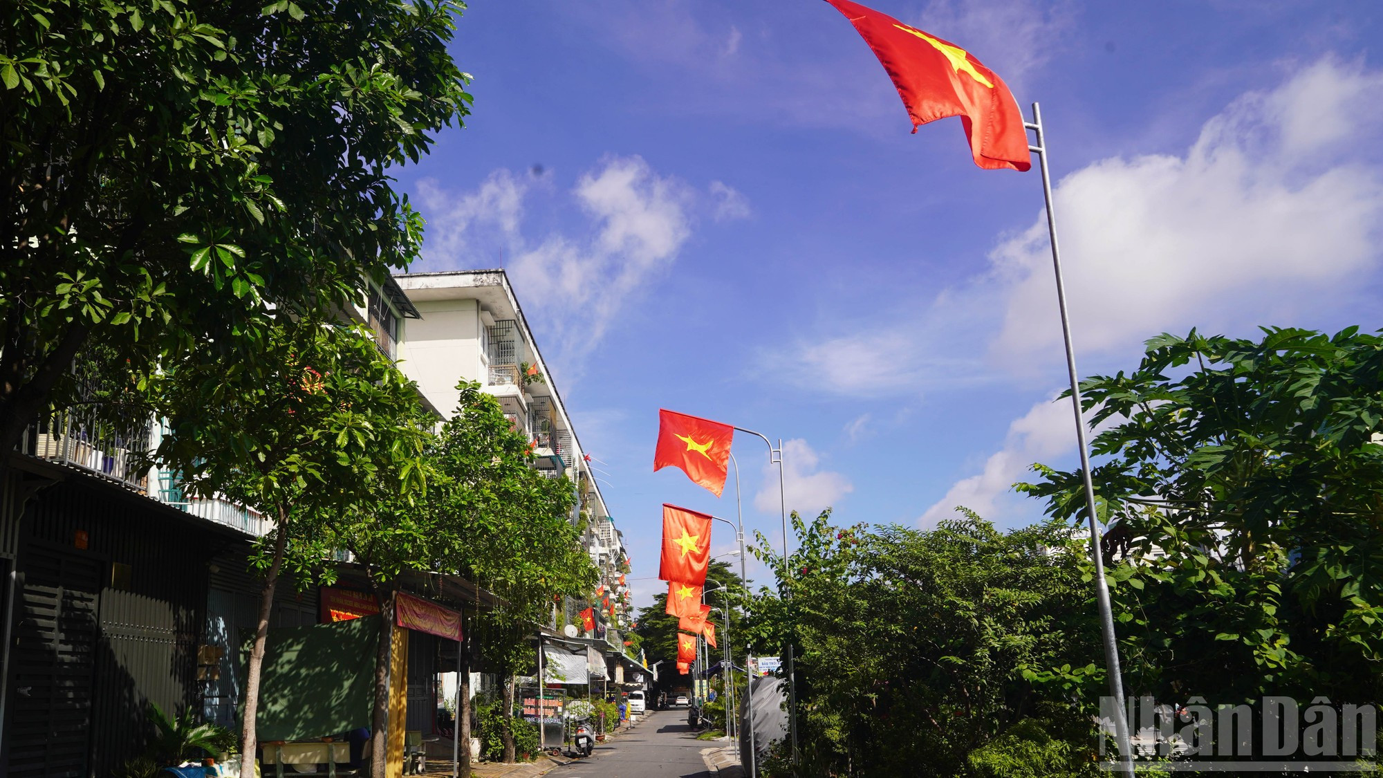 La urbe se viste de rojo en saludo a la gran fiesta de la nación.