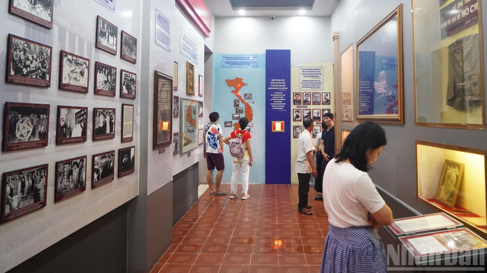 El antiguo terminal del muelle de Nha Rong, sede actual de la filial municipal del Museo Ho Chi Minh, recibe a numerosos visitantes deseosos de conocer la historia nacional.