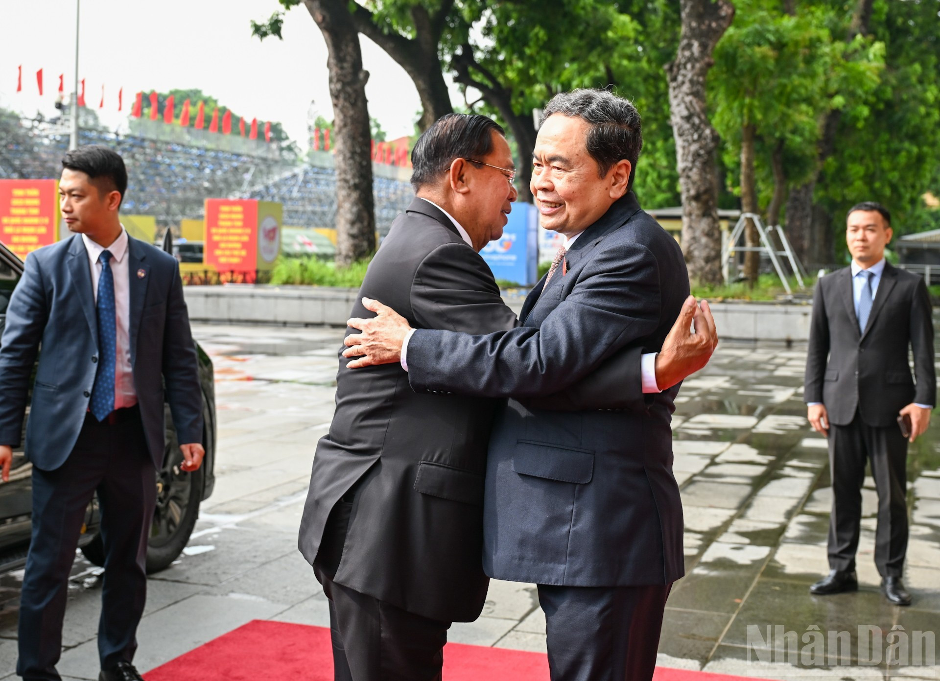 El presidente de la Asamblea Nacional de Vietnam, Tran Thanh Man, da la bienvenida al titular del Senado y presidente del Partido Popular de Camboya, Samdech Techo Hun Sen. El presidente de la Asamblea Nacional de Vietnam, Tran Thanh Man, da la bienvenida al titular del Senado y presidente del Partido Popular de Camboya, Samdech Techo Hun Sen.