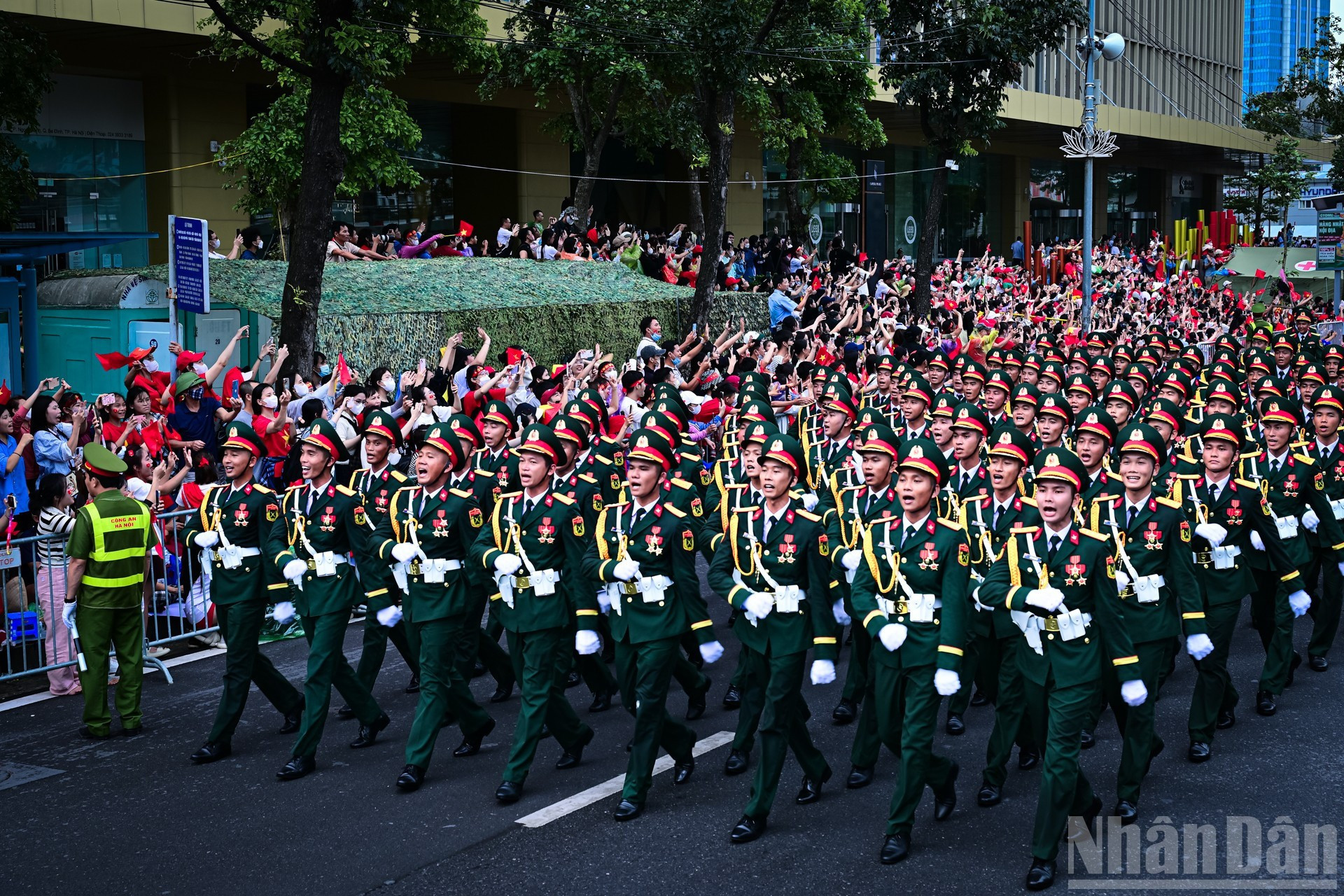 Oficiales de infantería entonan junto con la multitud una famosa canción sobre la Revolución. Oficiales de infantería entonan junto con la multitud una famosa canción sobre la Revolución.
