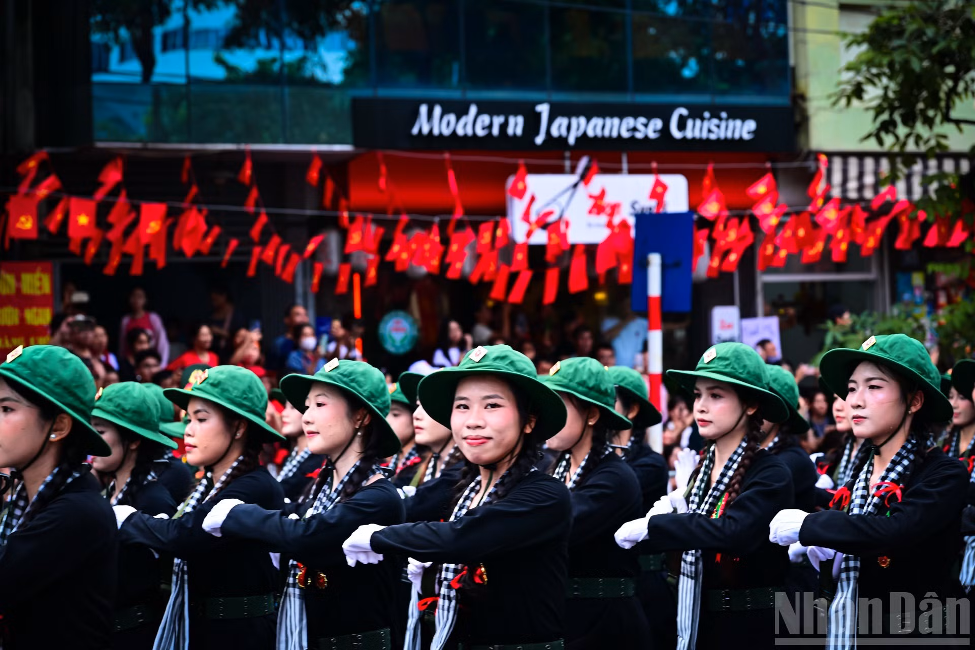 La larga marcha no desanima a los contingentes. En la imagen, la formación de guerrilleras del Sur.
