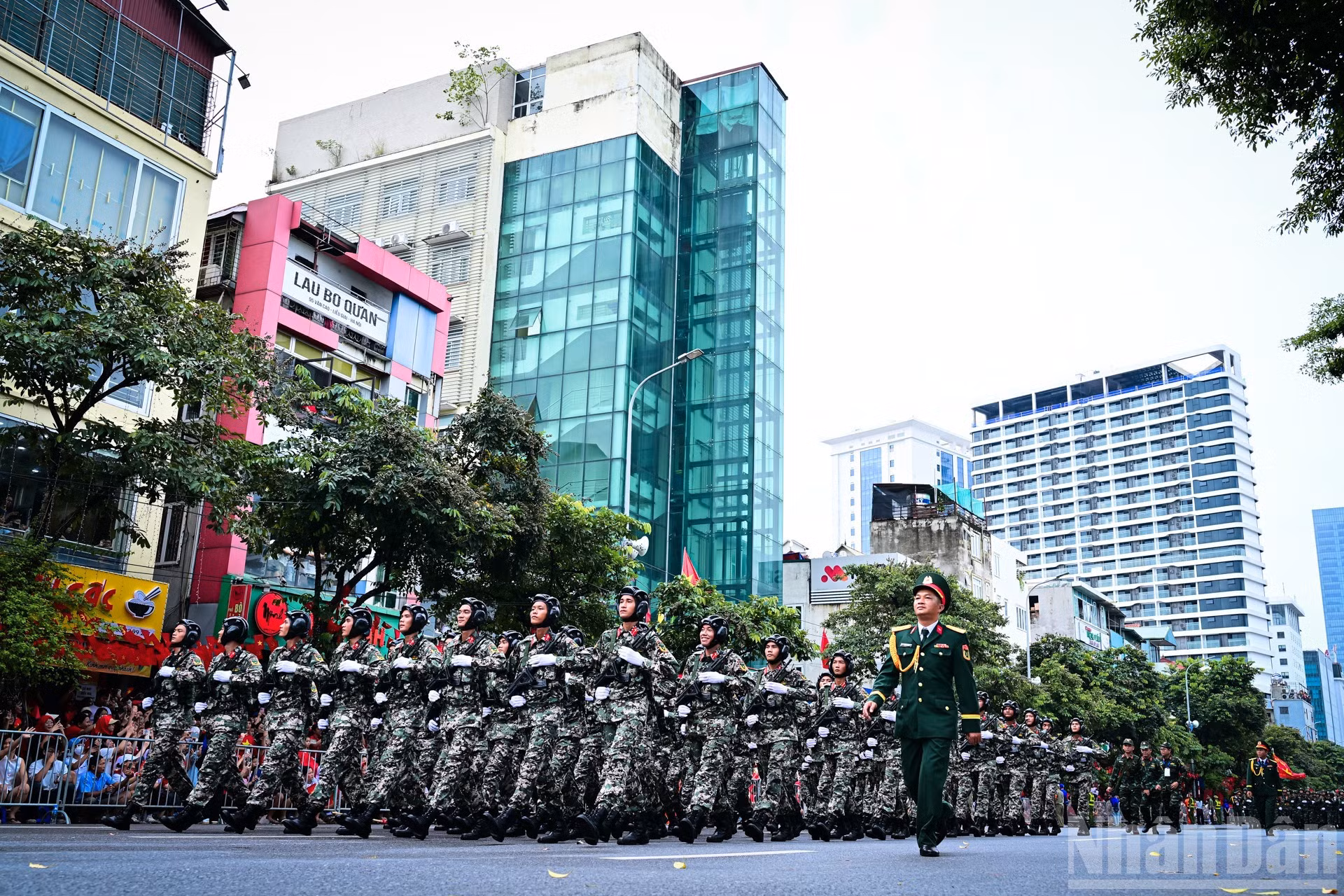 Oficiales de las fuerzas especiales del Ejército entre los vítores del público.