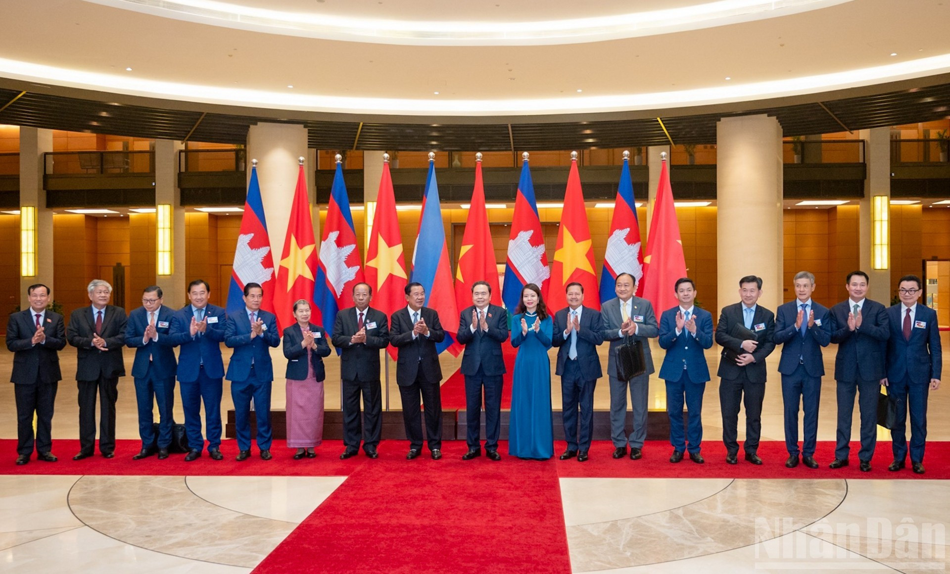 Los dos dirigentes parlamentarios posan junto a otros delegados. Los dos dirigentes parlamentarios posan junto a otros delegados.