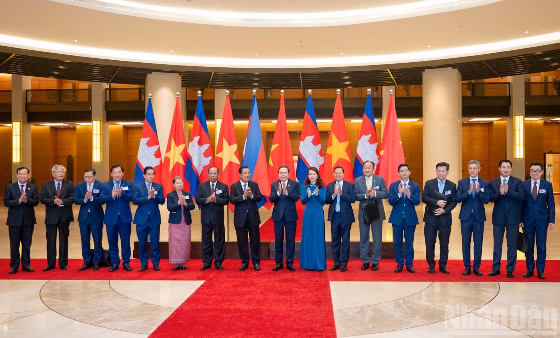 Los dos dirigentes parlamentarios posan junto a otros delegados.