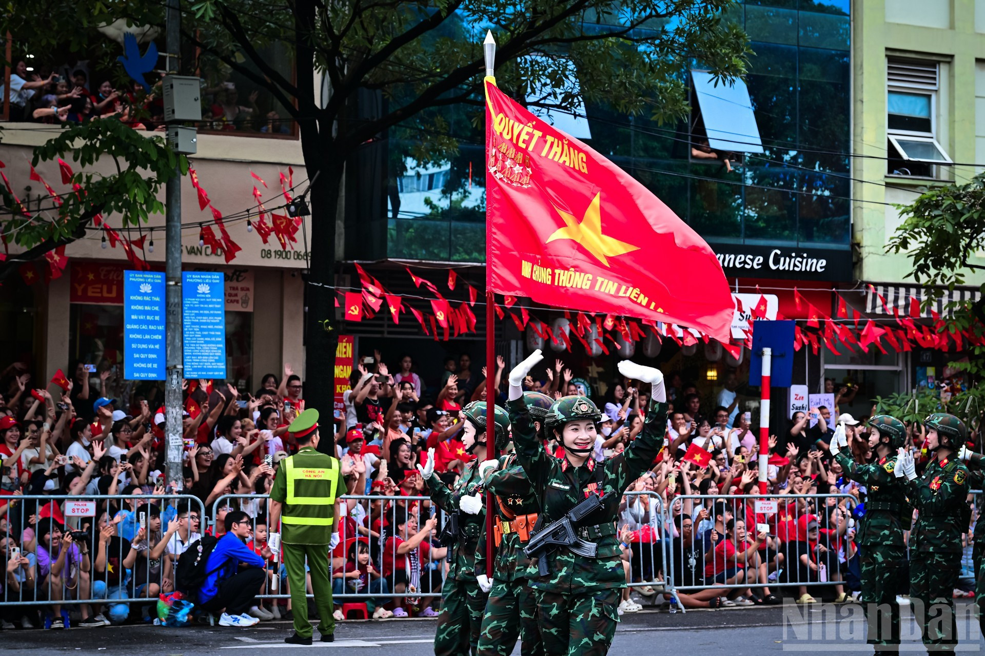 La sonrisa aún brilla en el rostro de una miembro del cuerpo de comunicación militar, aunque casi termina el desfile. La sonrisa aún brilla en el rostro de una miembro del cuerpo de comunicación militar, aunque casi termina el desfile.