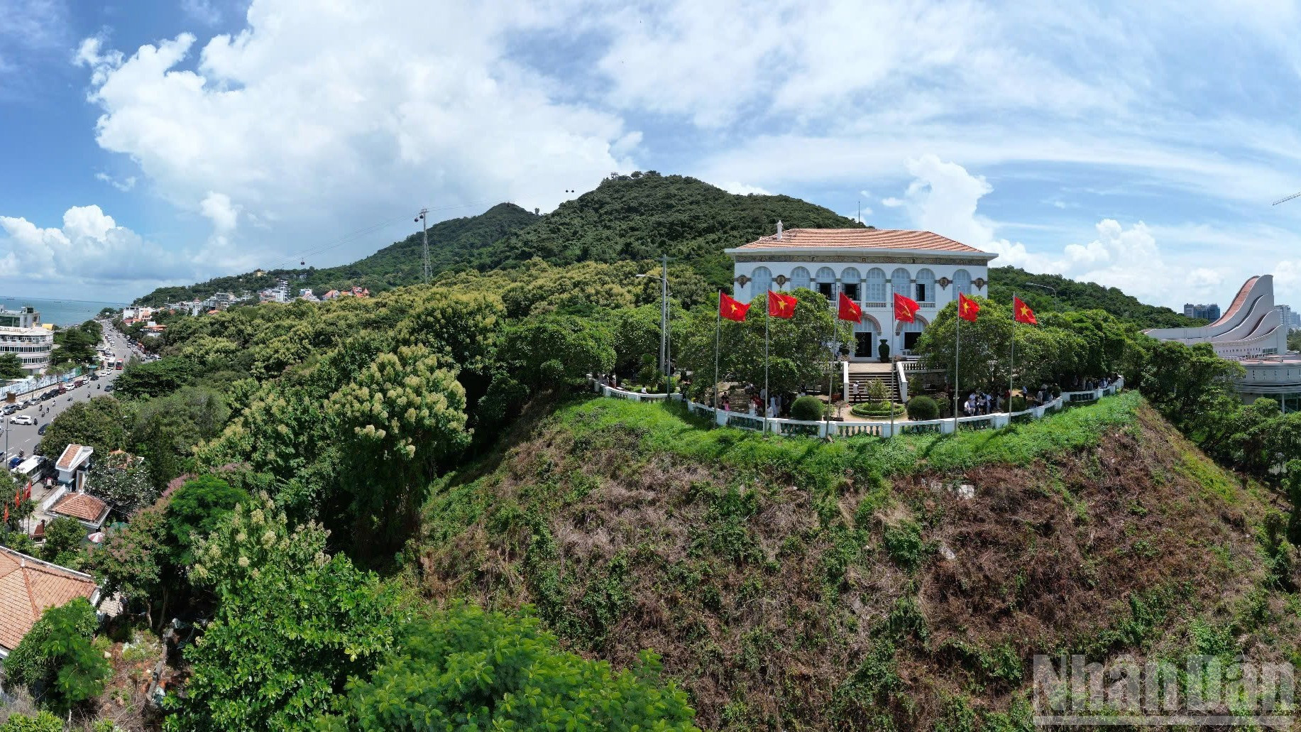 La bandera nacional ondea en el barrio de Vung Tau y a lo largo de la costa de Ciudad Ho Chi Minh.