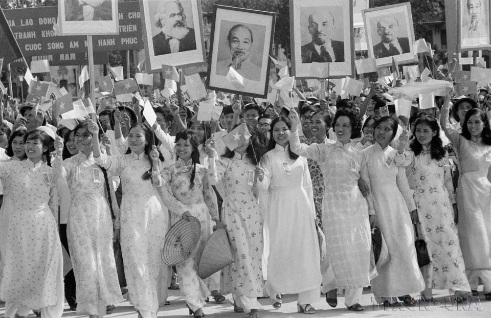 Multitudes marchando frente al escenario la mañana del 2 de septiembre de 1975. Multitudes marchando frente al escenario la mañana del 2 de septiembre de 1975.