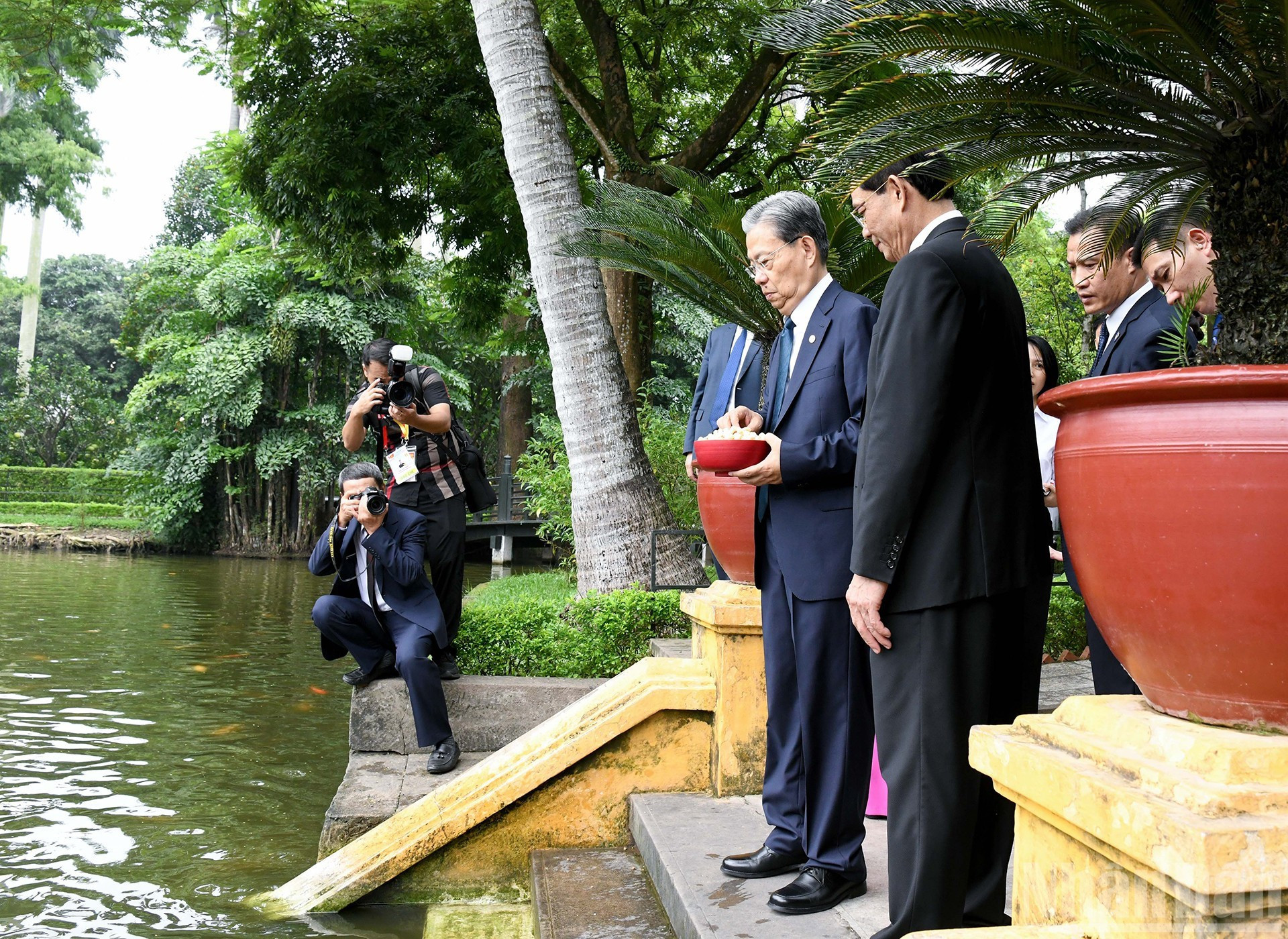 El dirigente chino da de comer a peces en el estanque del tío Ho. El dirigente chino da de comer a peces en el estanque del tío Ho.