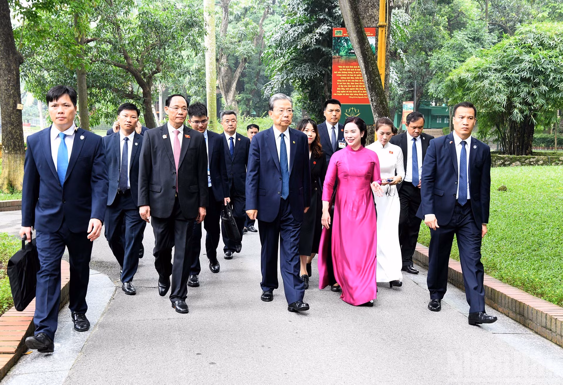 La delegación china recorre la Zona de Reliquias dedicada al Presidente Ho Chi Minh en el Palacio Presidencial, en Hanói.