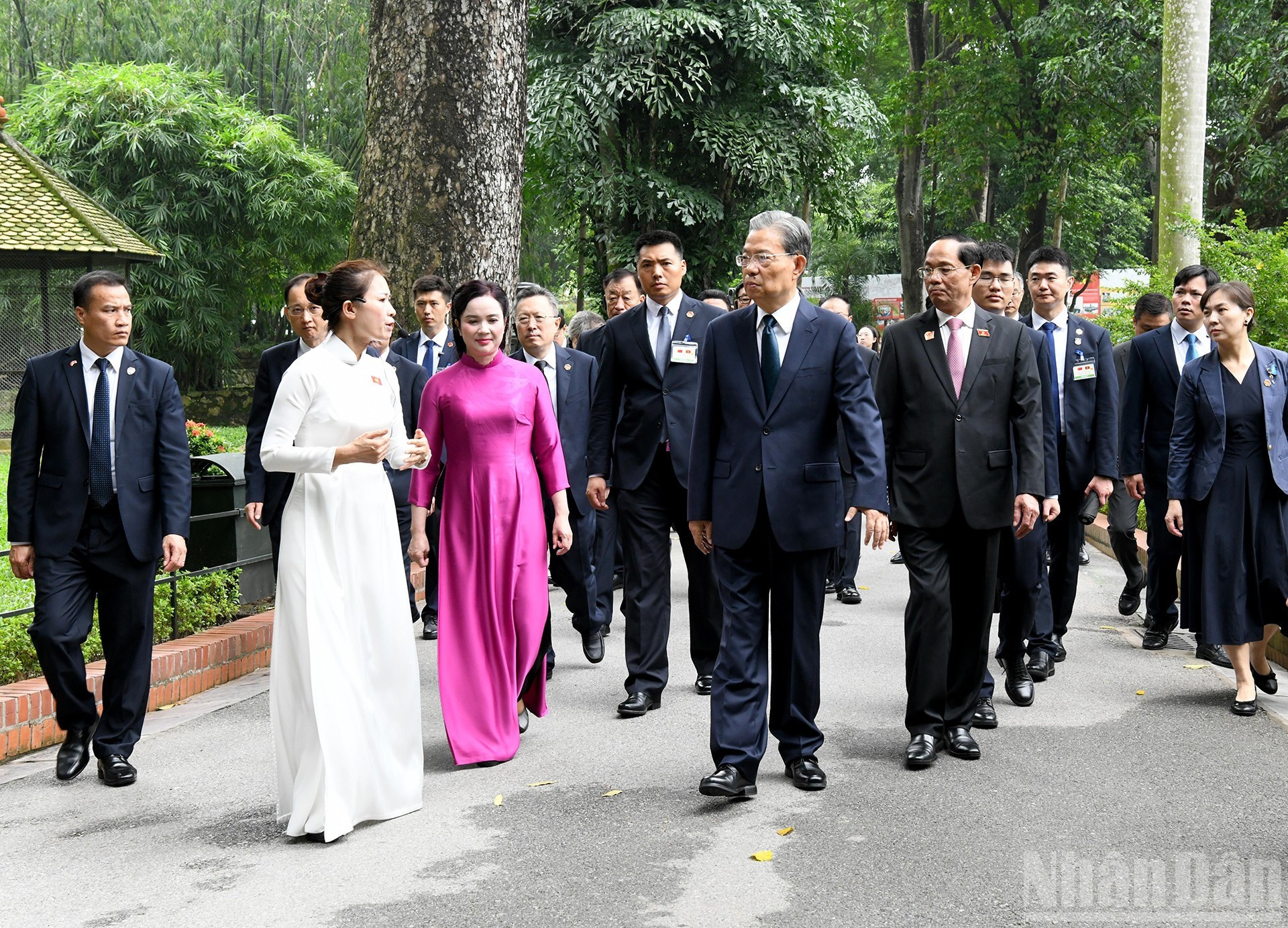 La delegación china recorre la Zona de Reliquias dedicada al Presidente Ho Chi Minh en el Palacio Presidencial, en Hanói. La delegación china recorre la Zona de Reliquias dedicada al Presidente Ho Chi Minh en el Palacio Presidencial, en Hanói.