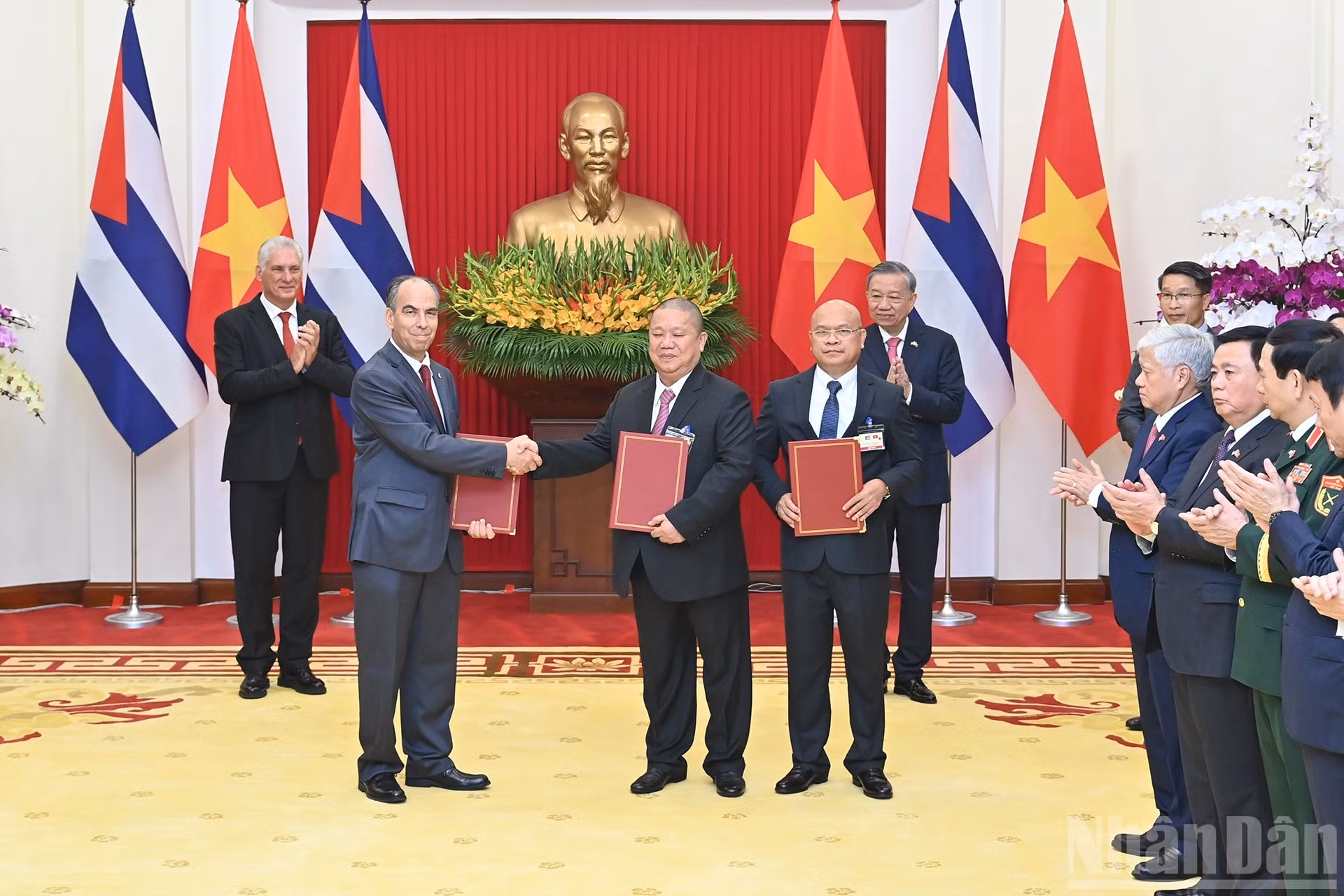 Firma del MoU sobre la creación de una empresa mixta entre la Compañía de Inversión Hoa Sen, el Instituto de Economía Verde y el Grupo Labiofam de Cuba.