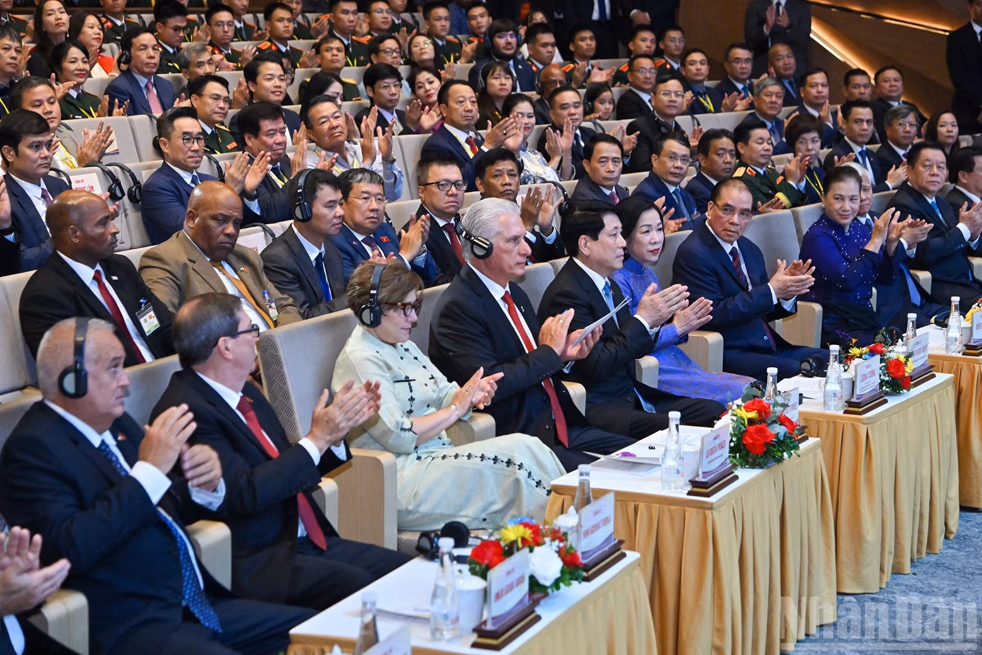 El presidente de Vietnam, Luong Cuong, y su esposa, junto con el primer secretario del Comité Central del Partido Comunista de Cuba y presidente de la República, Miguel Díaz-Canel Bermúdez, y su cónyuge, en el evento.
