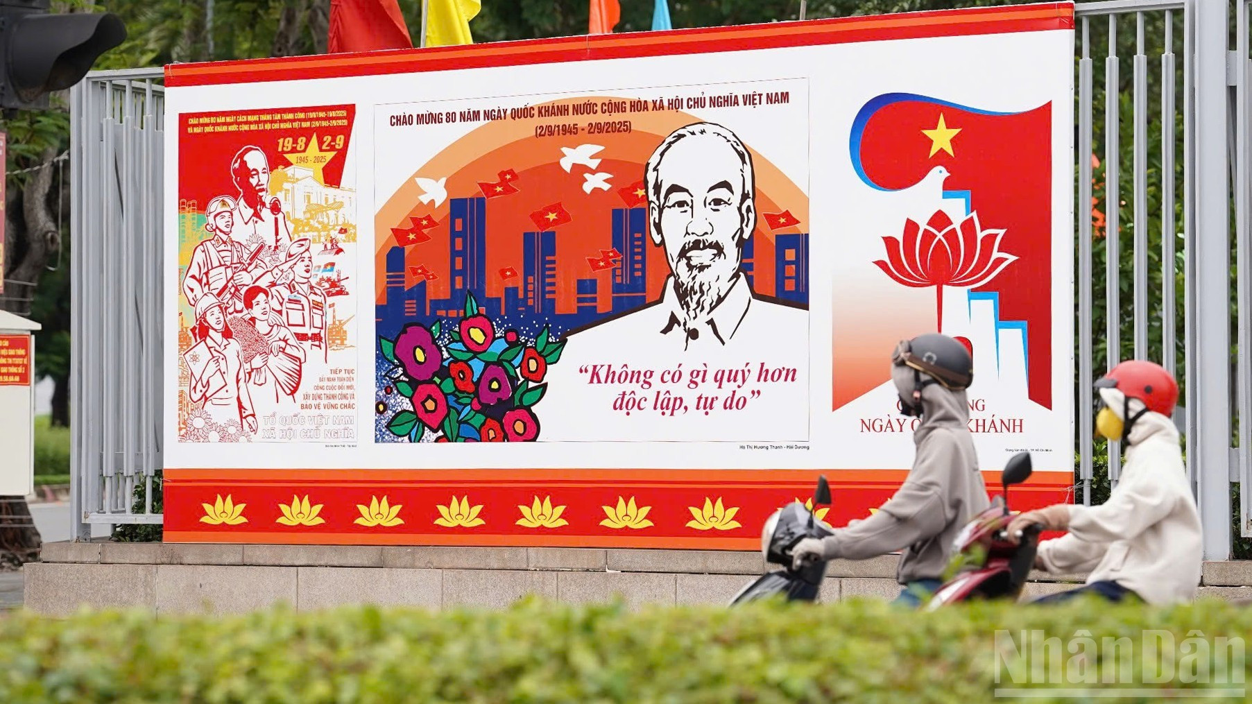 Según la directriz del Comité Popular de Ciudad Ho Chi Minh, las instituciones públicas, las escuelas, los hospitales, los destacamentos militares y las residencias deben izar la bandera nacional durante los días festivos.