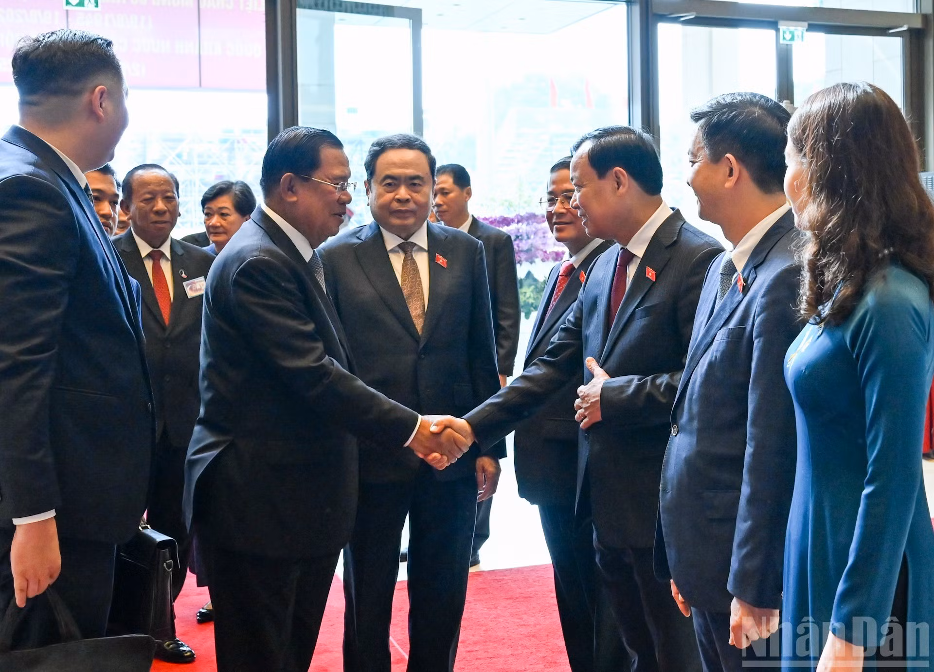 Thanh Man presenta al dirigente camboyano a los miembros de la parte vietnamita.