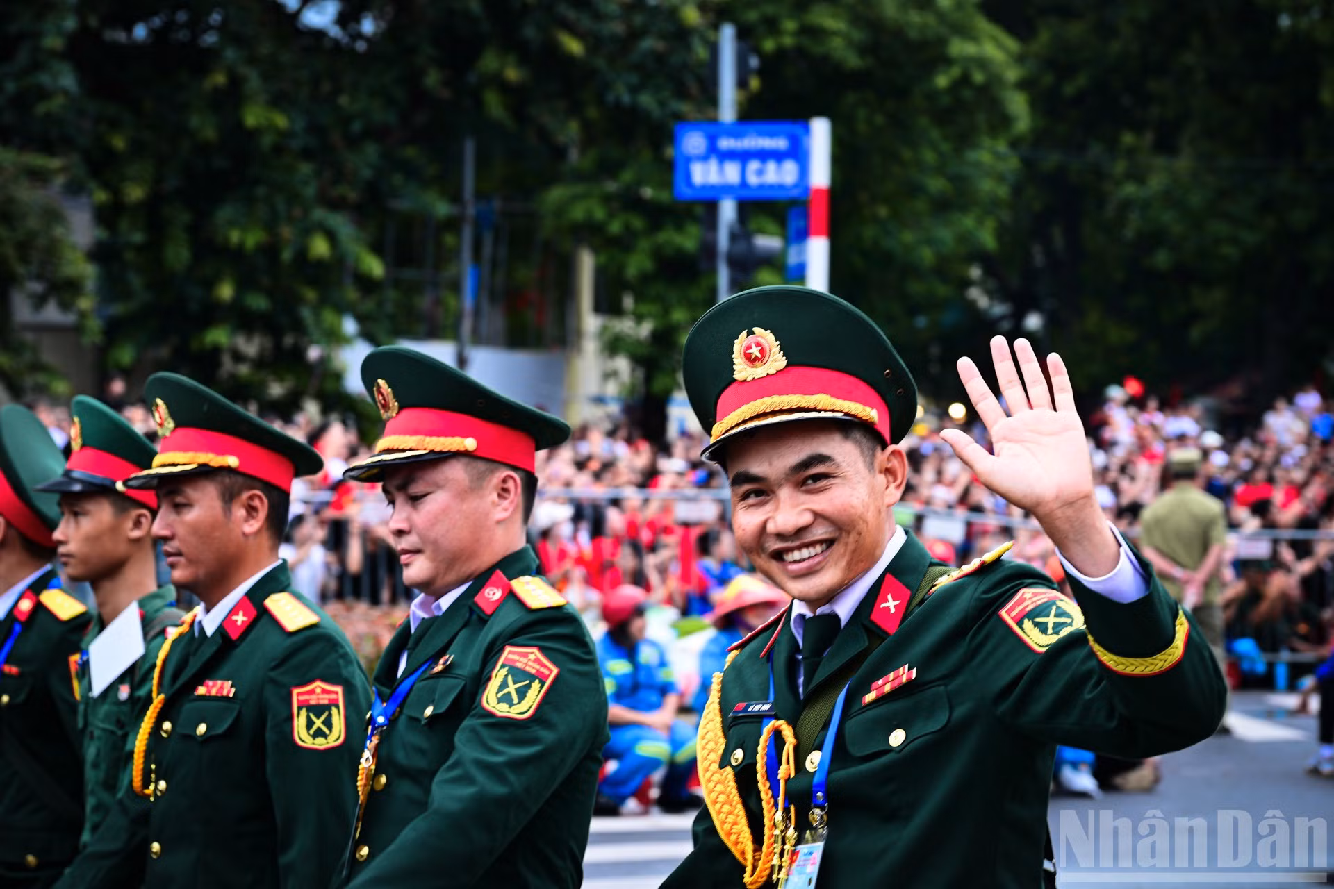 Felicidad y orgullo se perciben en las sonrisas de los oficiales participantes en esta tarea.