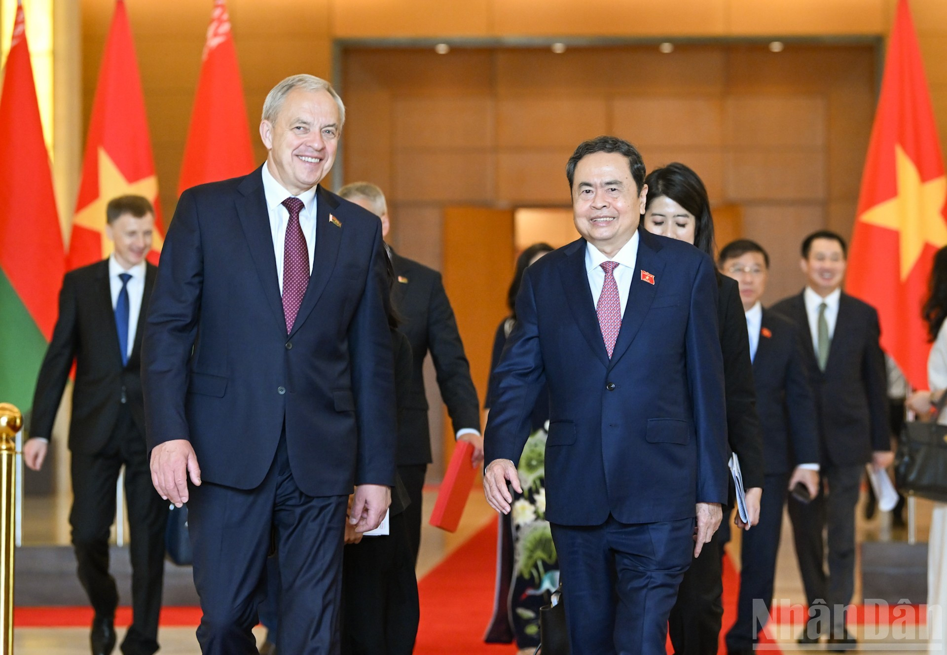 El presidente de la Asamblea Nacional de Vietnam, Tran Thanh Man, charla con el titular de la Cámara de Representantes de Bielorrusia, Igor Sergeyenko. El presidente de la Asamblea Nacional de Vietnam, Tran Thanh Man, charla con el titular de la Cámara de Representantes de Bielorrusia, Igor Sergeyenko.