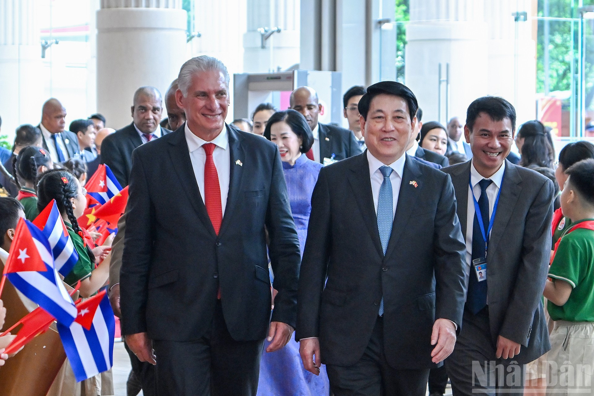 El presidente de Vietnam, Luong Cuong, y el primer secretario del Comité Central del Partido Comunista de Cuba y presidente de la República, Miguel Díaz-Canel Bermúdez, llegan al evento. El presidente de Vietnam, Luong Cuong, y el primer secretario del Comité Central del Partido Comunista de Cuba y presidente de la República, Miguel Díaz-Canel Bermúdez, llegan al evento.