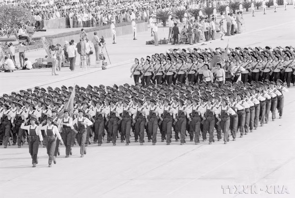 Representantes de las masas se unen al desfile.