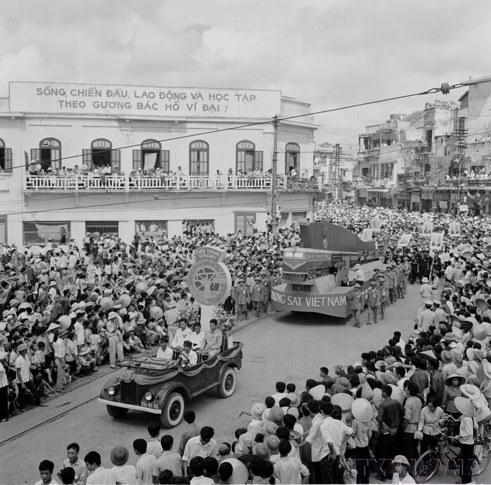 Decenas de miles de personas en la capital vietnamita, Hanói, dan la bienvenida a los grupos que marchan la mañana del 2 de septiembre de 1975.