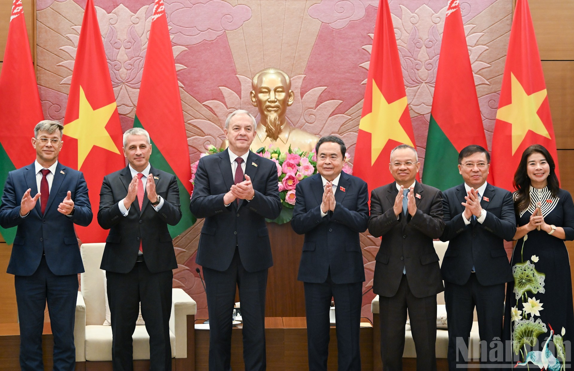 Los dos dirigentes posan junto a delegados de ambas partes. Los dos dirigentes posan junto a delegados de ambas partes.