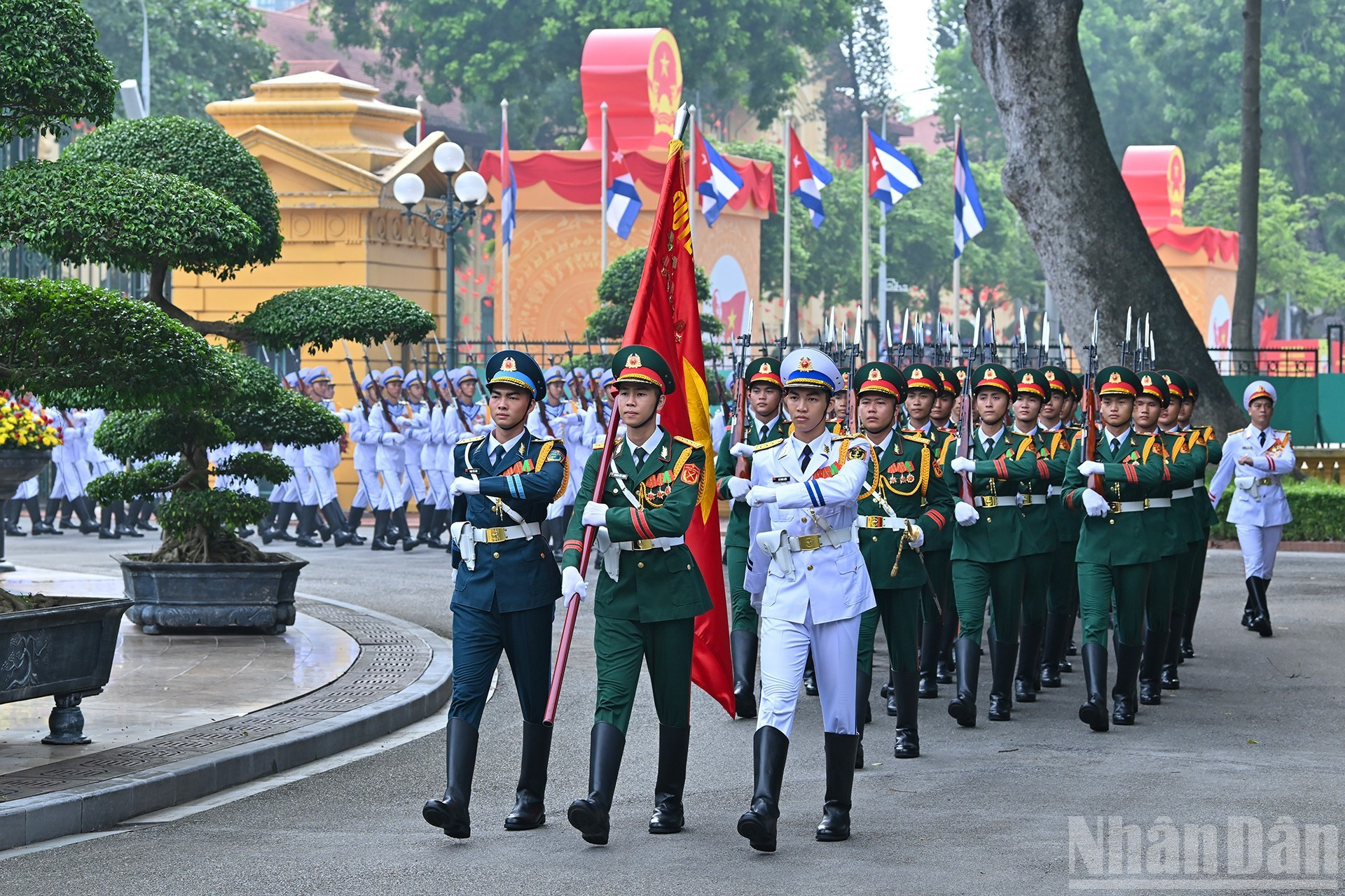 La guardia de honor del Ejército Popular de Vietnam avanza a su posición. La guardia de honor del Ejército Popular de Vietnam avanza a su posición.