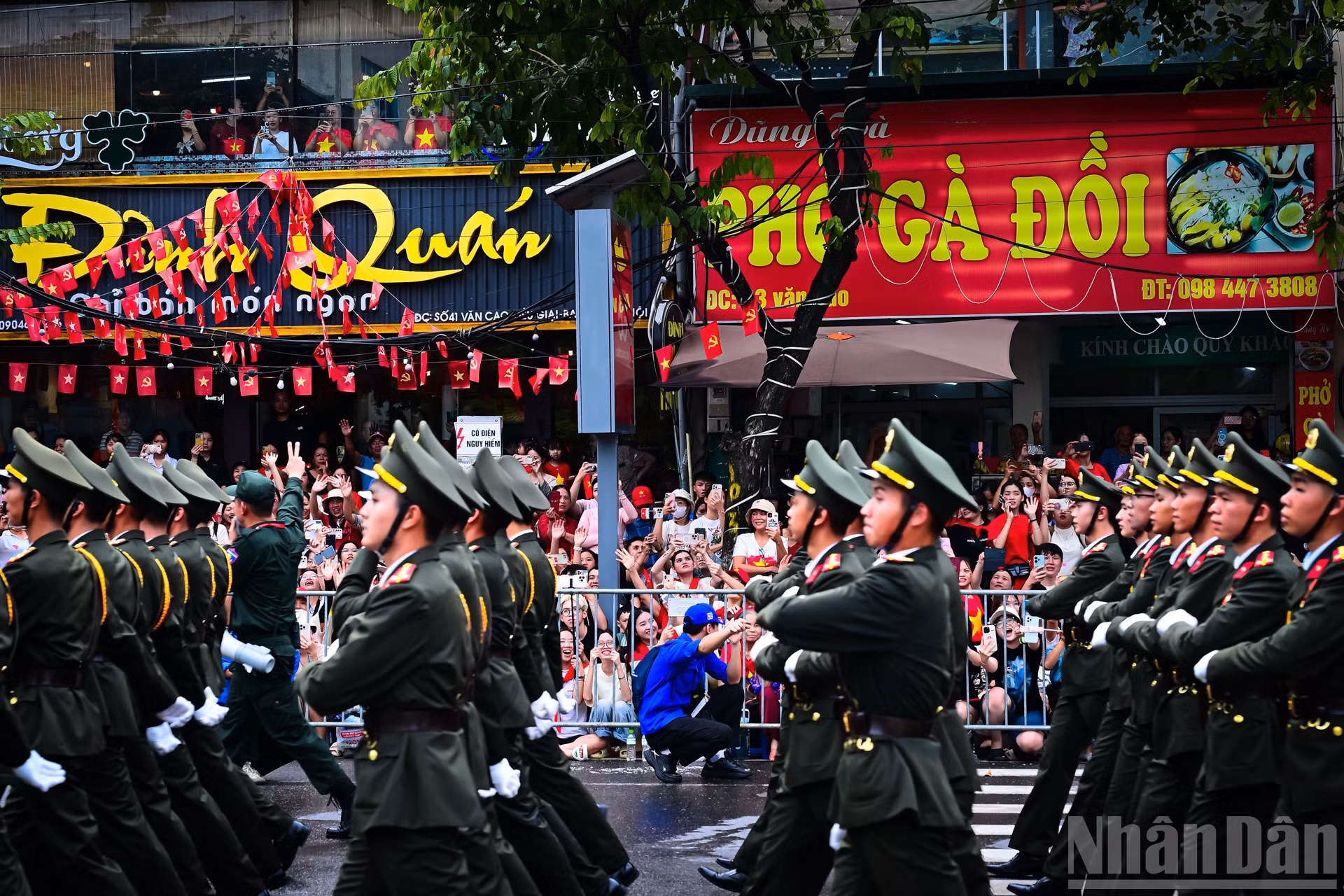 La gente, dentro de casa o en la calle, siente gran entusiasmo al cruzar las tropas.