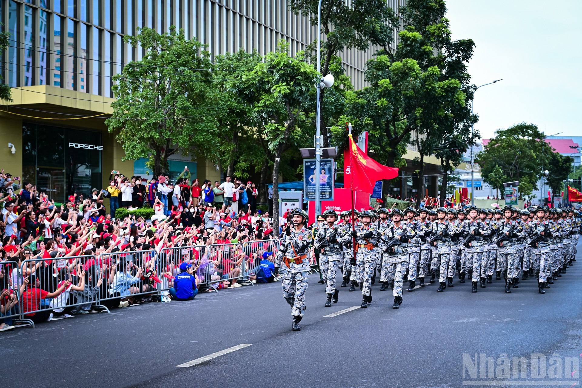 El bloque de oficiales masculinos de las fuerzas especiales del Ejército saluda al pueblo. El bloque de oficiales masculinos de las fuerzas especiales del Ejército saluda al pueblo.