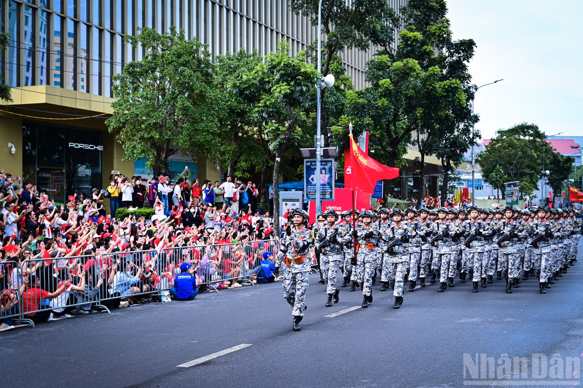 El bloque de oficiales masculinos de las fuerzas especiales del Ejército saluda al pueblo.